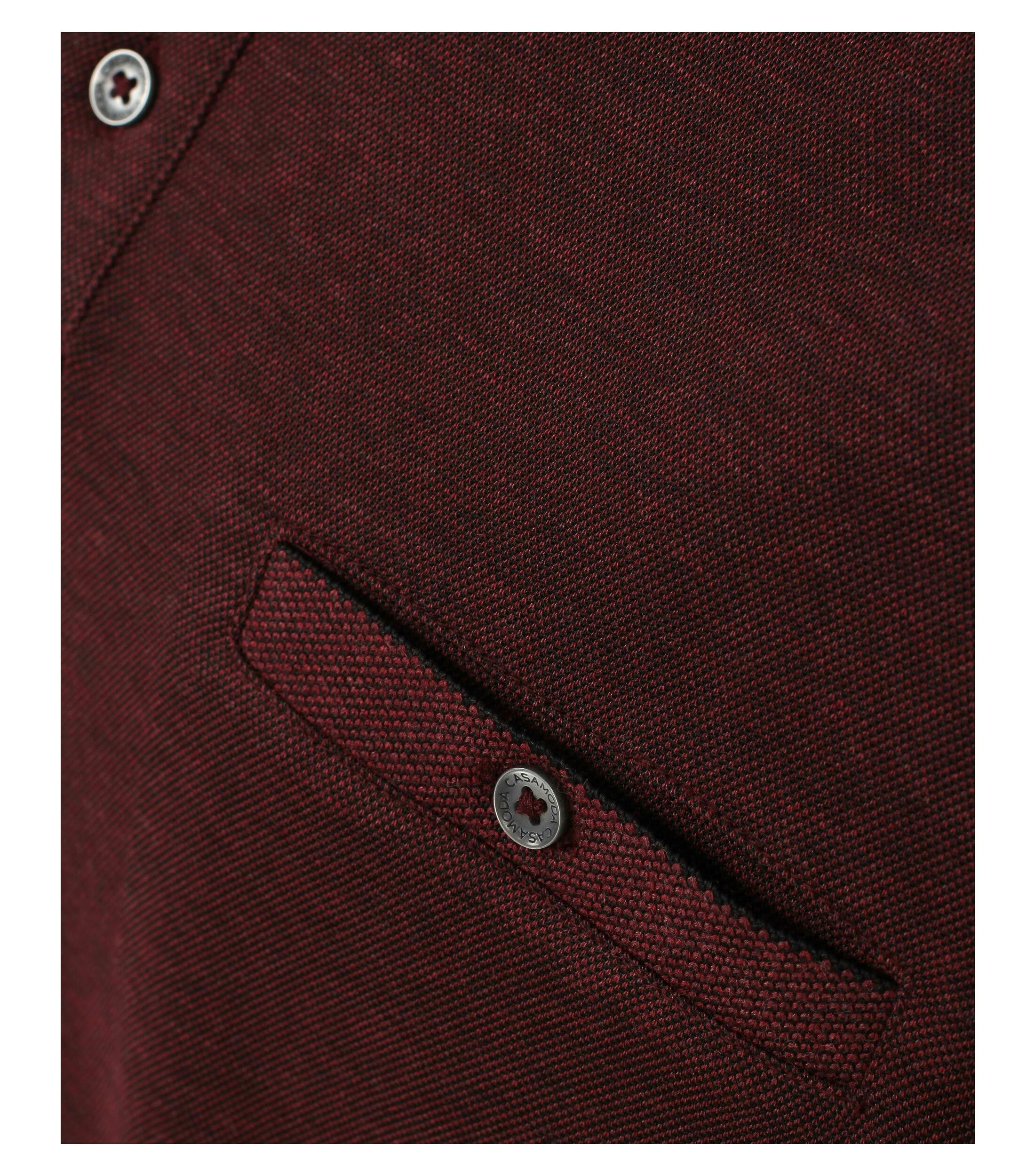 Das Model trägt ein PoloShirt im gestreift Muster in der Farbe Dunkelrot