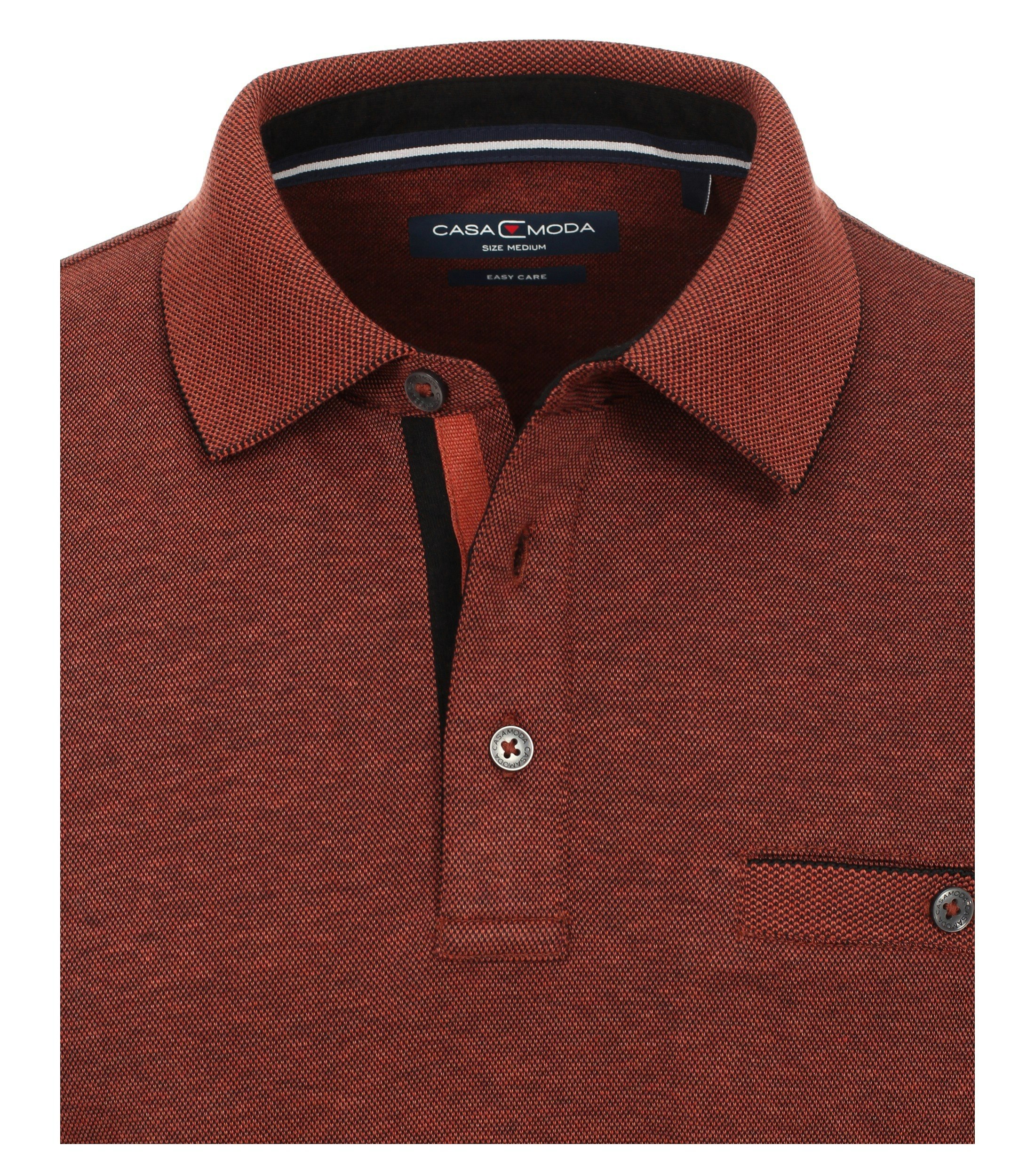 Das Model trägt ein PoloShirt im gestreift Muster in der Farbe Dunkelrot