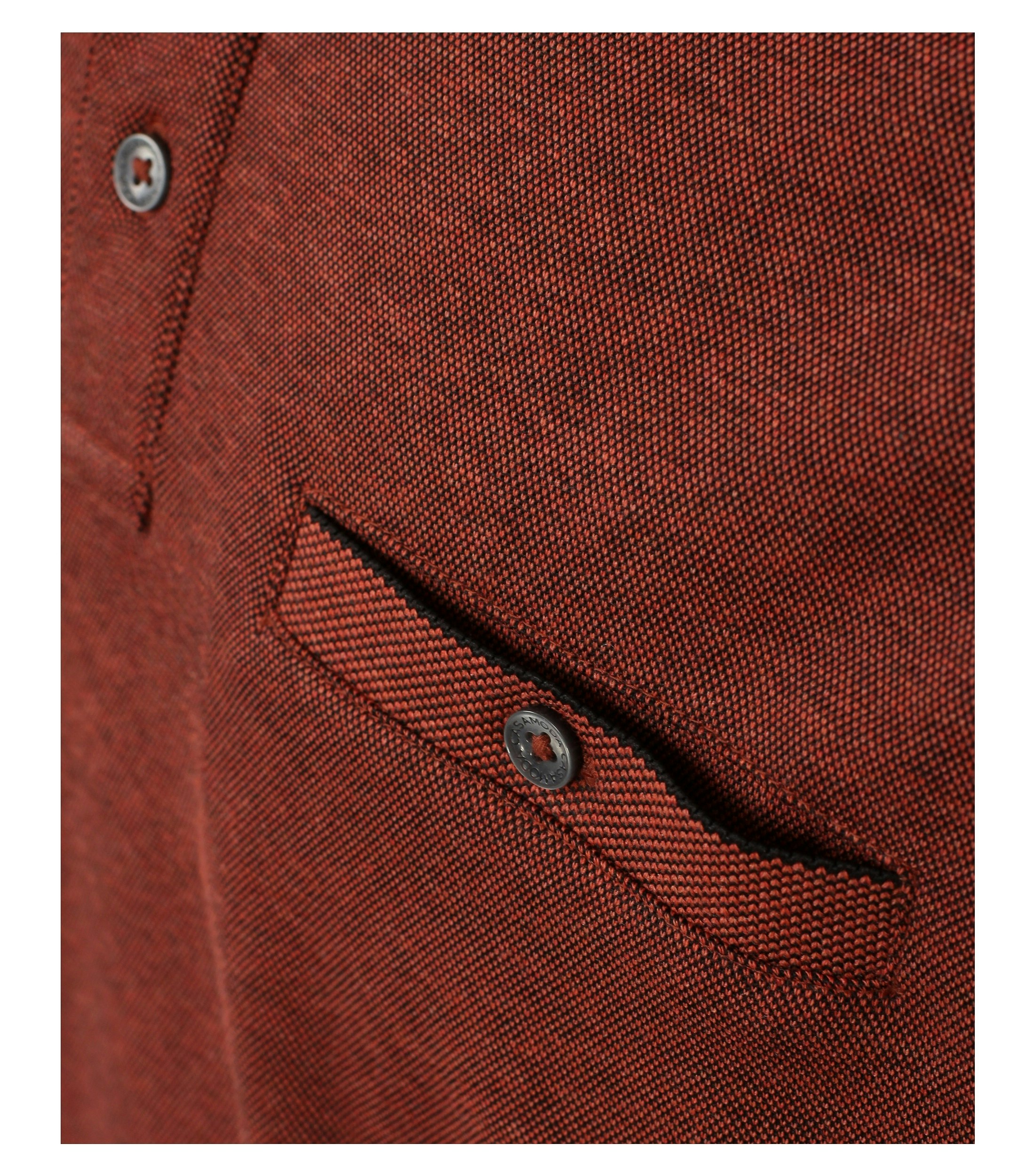 Das Model trägt ein PoloShirt im gestreift Muster in der Farbe Dunkelrot