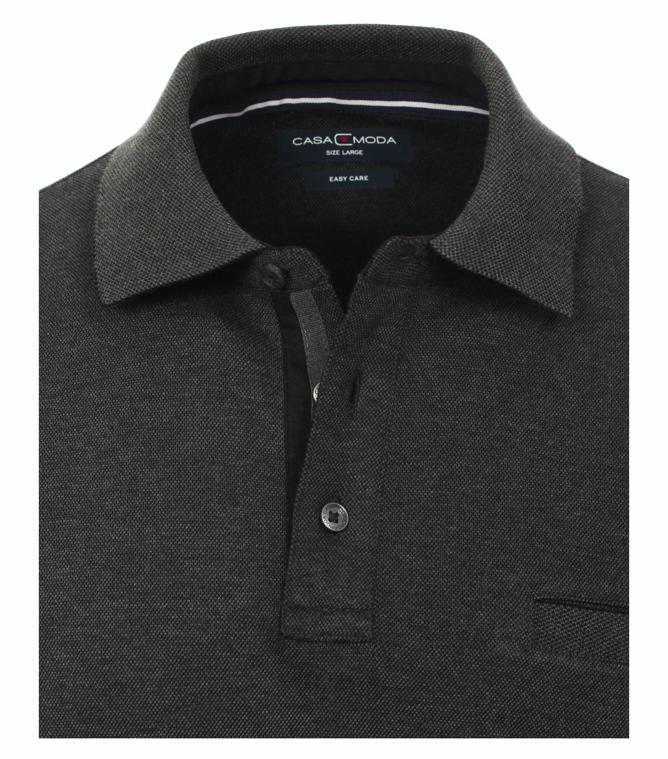 Das Model trägt ein PoloShirt im gestreift Muster in der Farbe Dunkelgrau