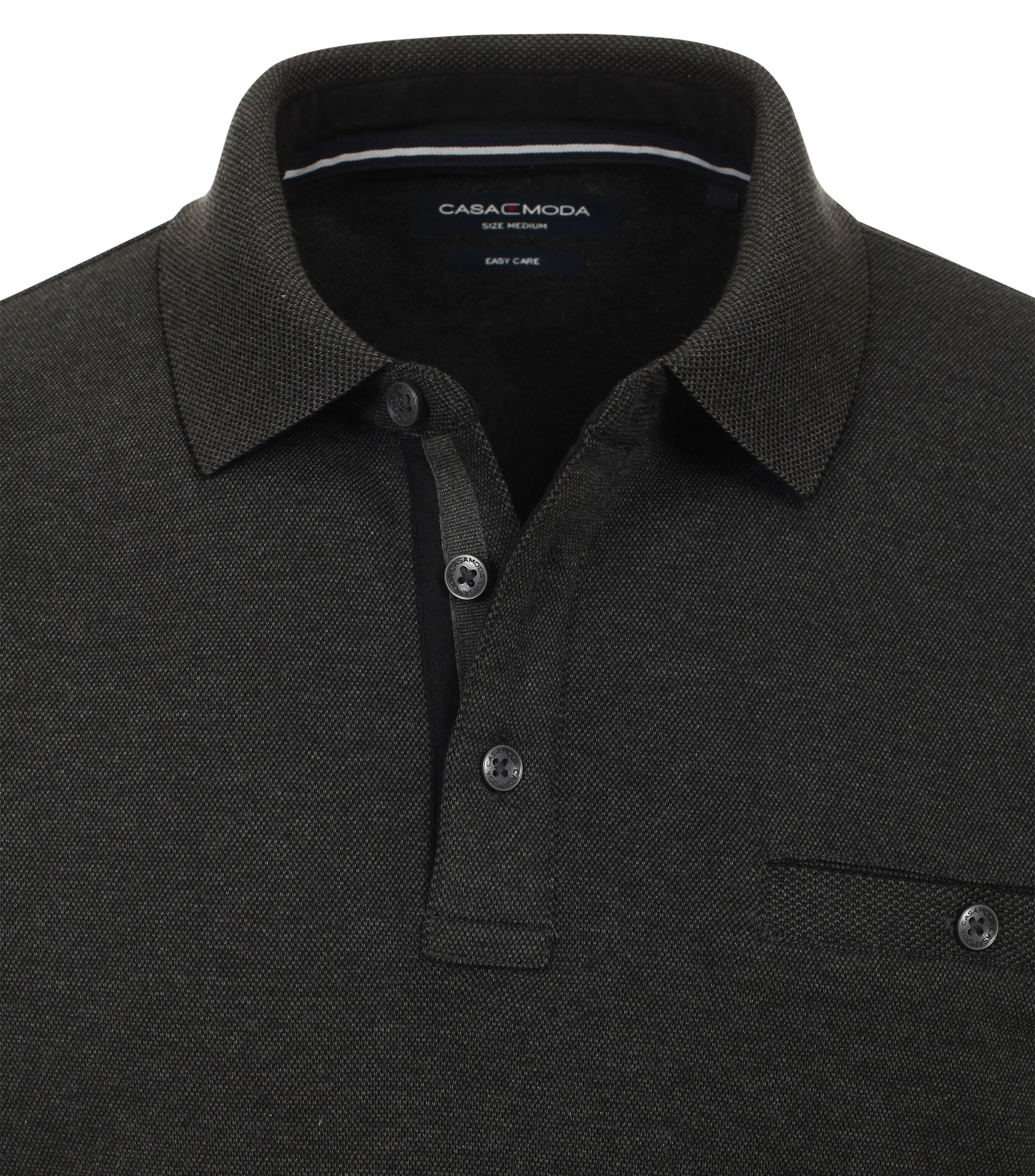 Das Model trägt ein PoloShirt im gestreift Muster in der Farbe Dunkelgrau