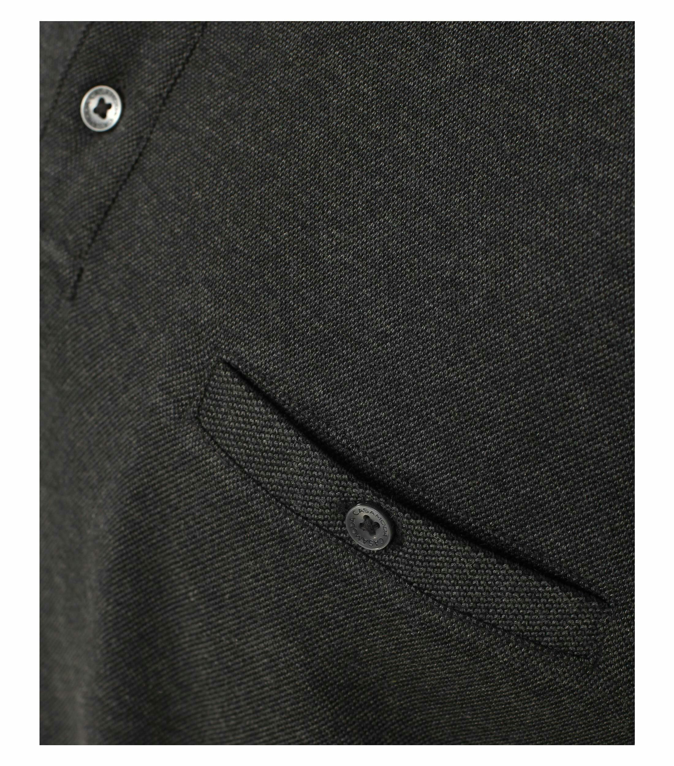 Das Model trägt ein PoloShirt im gestreift Muster in der Farbe Dunkelgrau