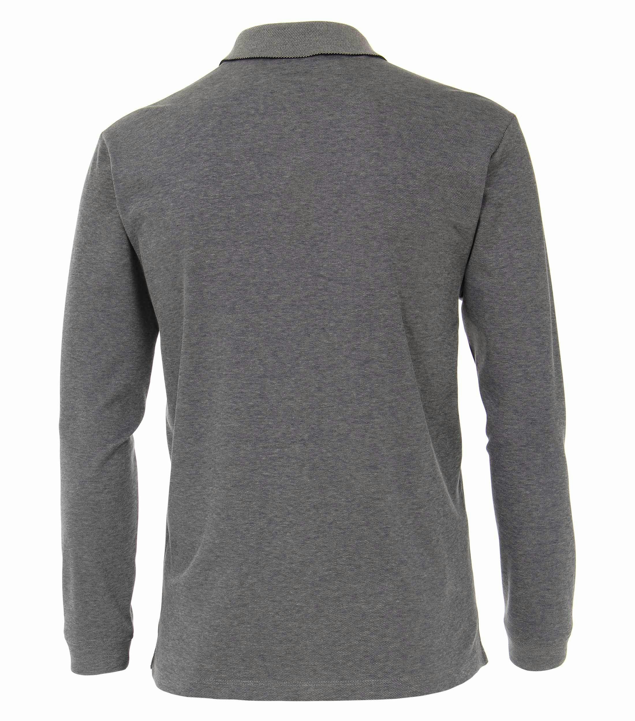 Das Model trägt ein PoloShirt im gestreift Muster in der Farbe Dunkelblau