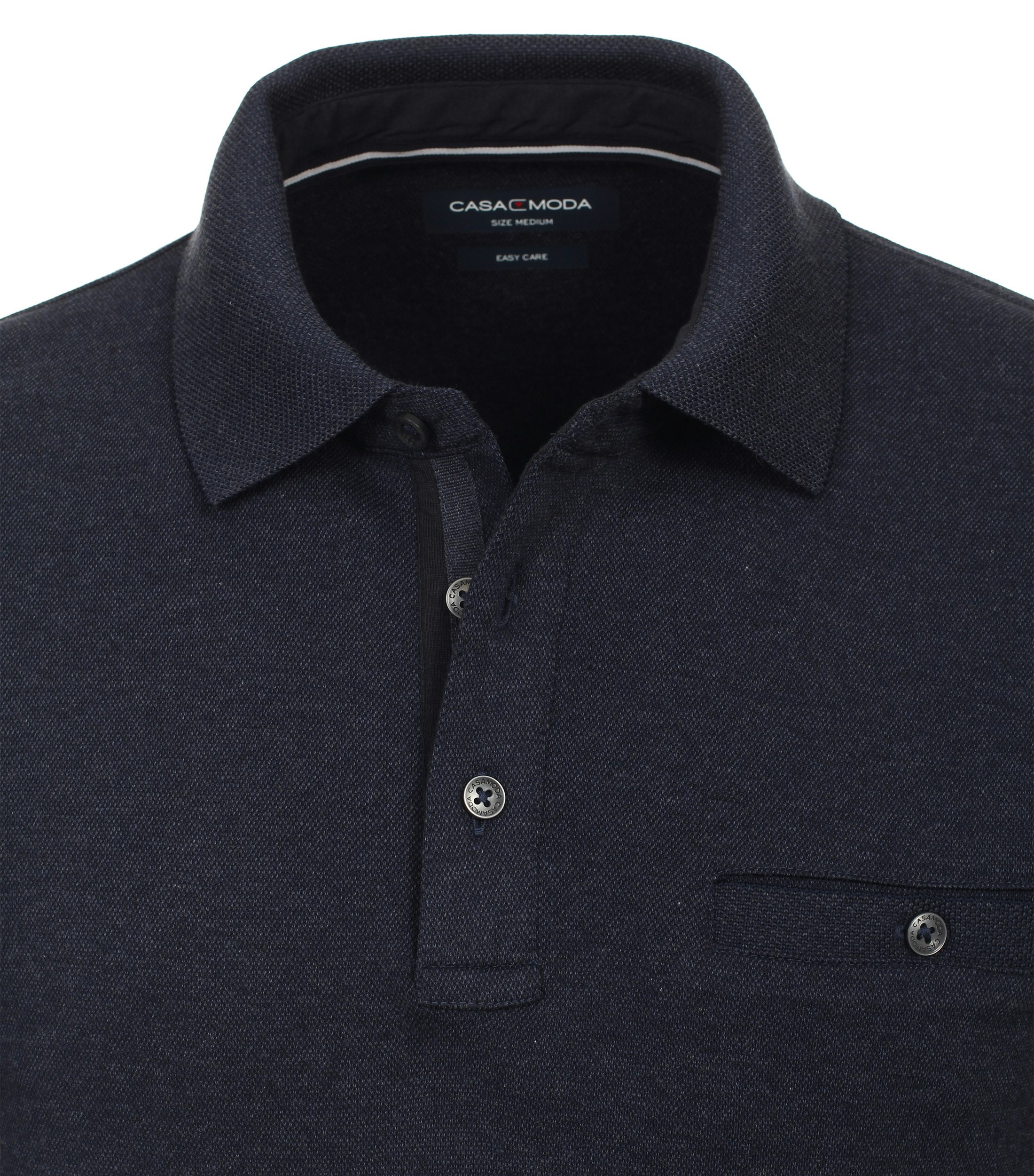 Das Model trägt ein PoloShirt im gestreift Muster in der Farbe Dunkelblau