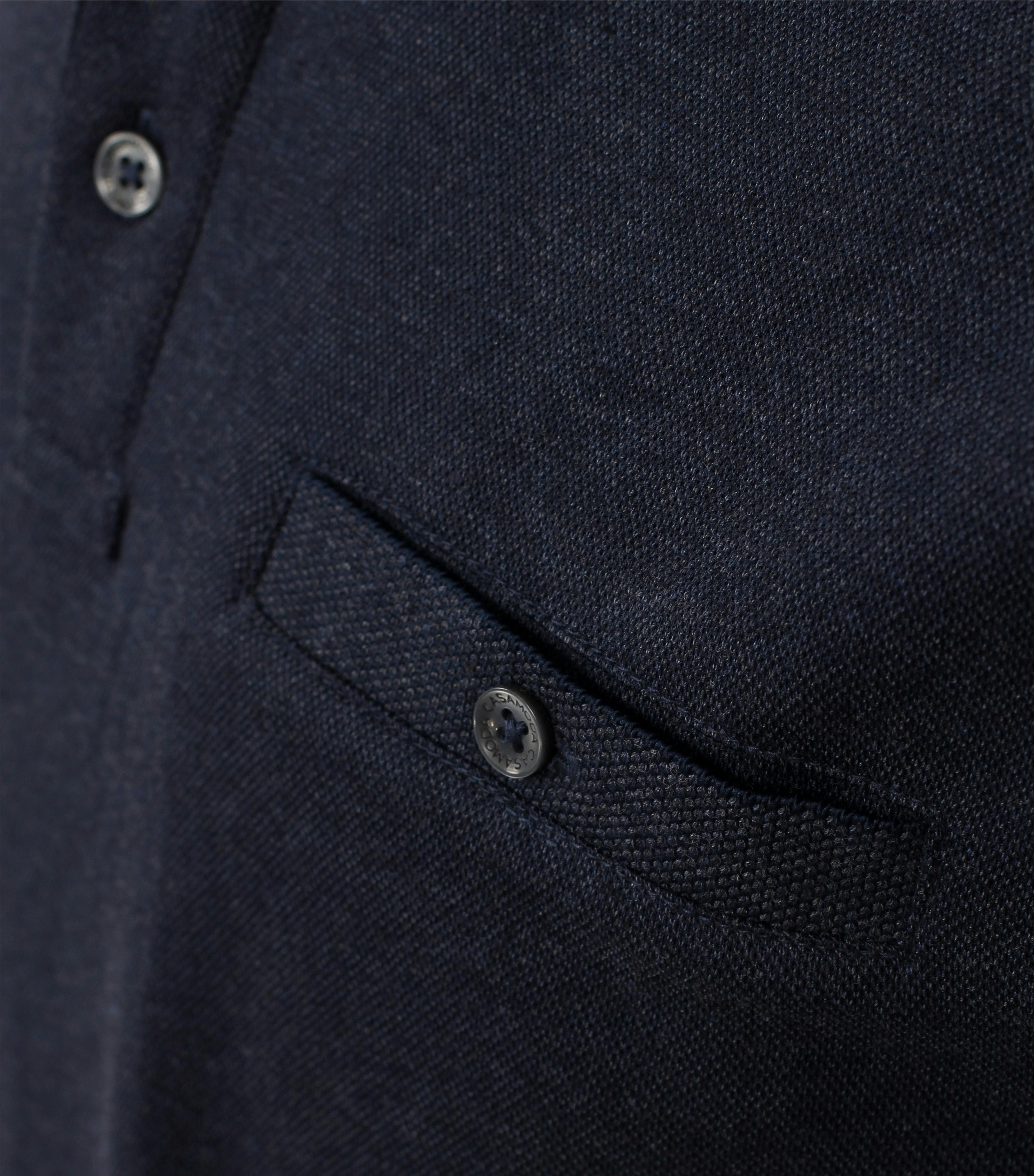 Das Model trägt ein PoloShirt im gestreift Muster in der Farbe Dunkelblau