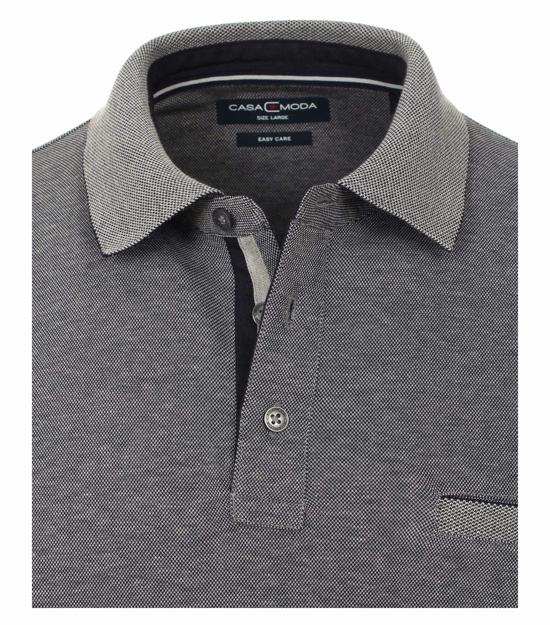Das Model trägt ein PoloShirt im gestreift Muster in der Farbe Dunkelblau