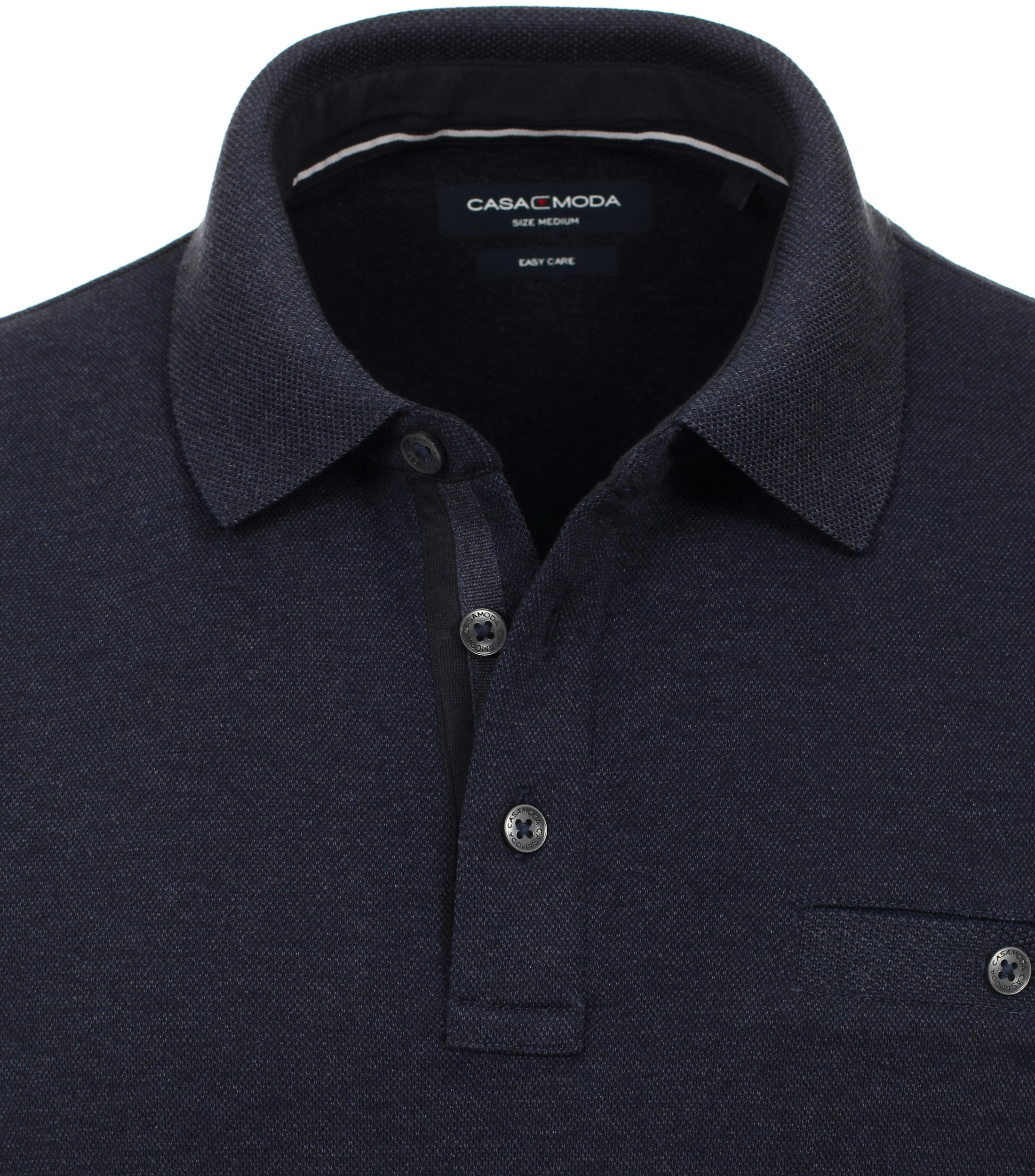Das Model trägt ein PoloShirt im gestreift Muster in der Farbe Dunkelblau