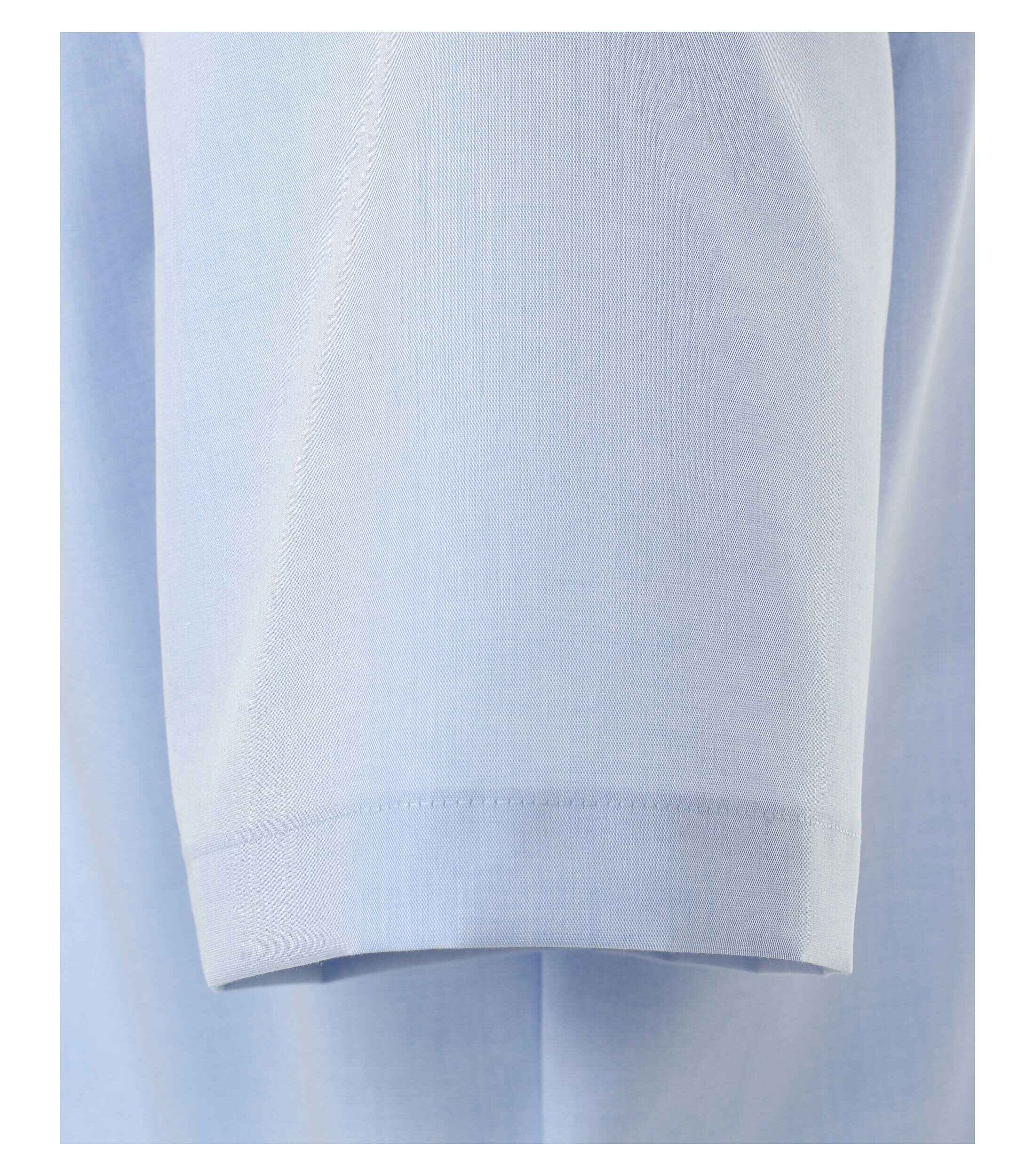 Ein Businesshemd im uni Muster in der Farbe Hellblau