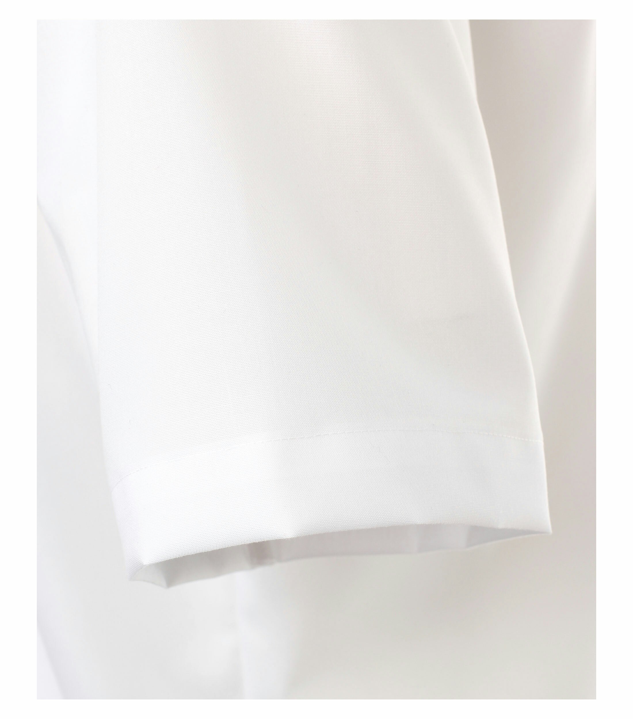 Ein Businesshemd im uni Muster in der Farbe Weiß