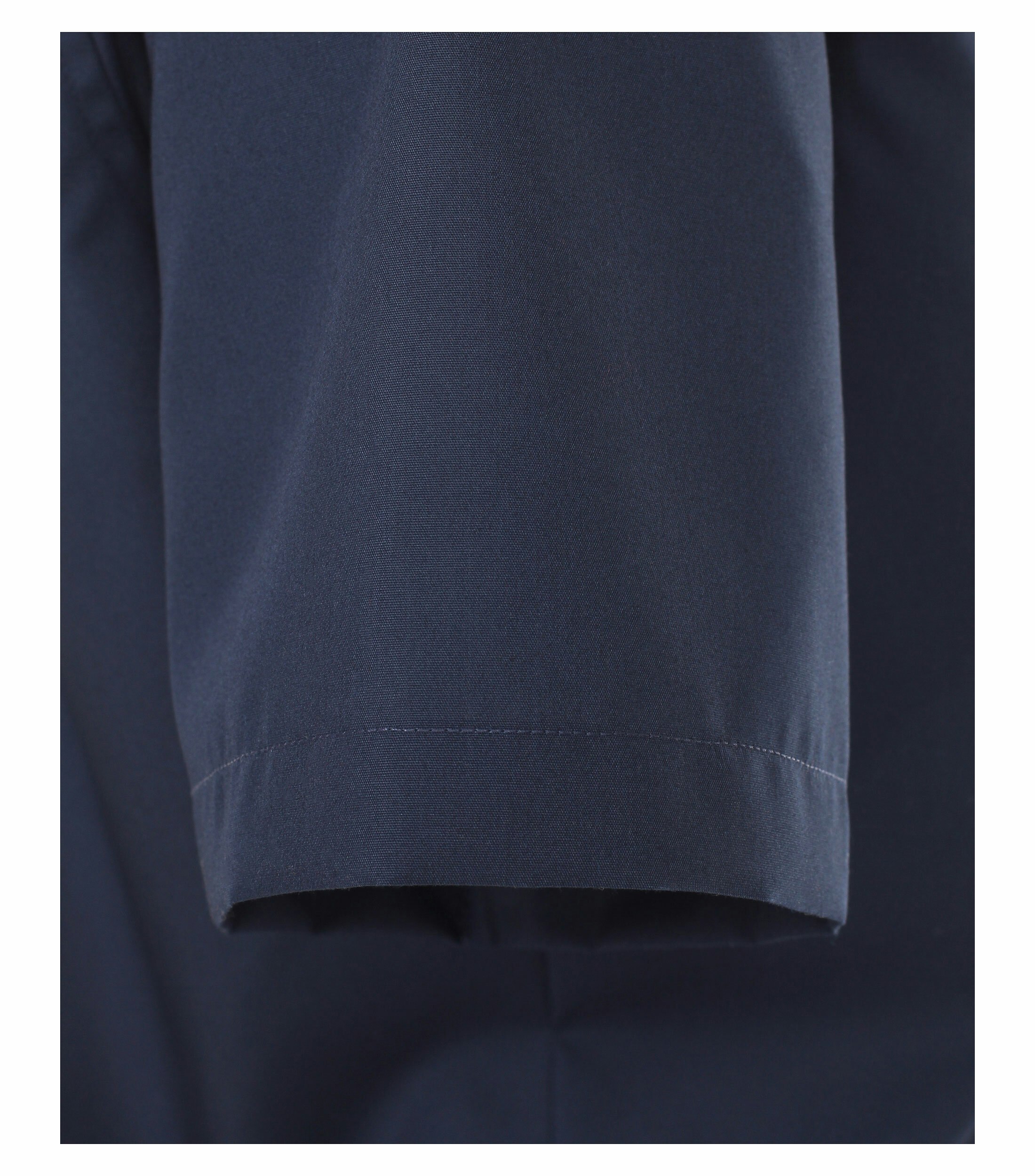 Ein Businesshemd im uni Muster in der Farbe Dunkelblau