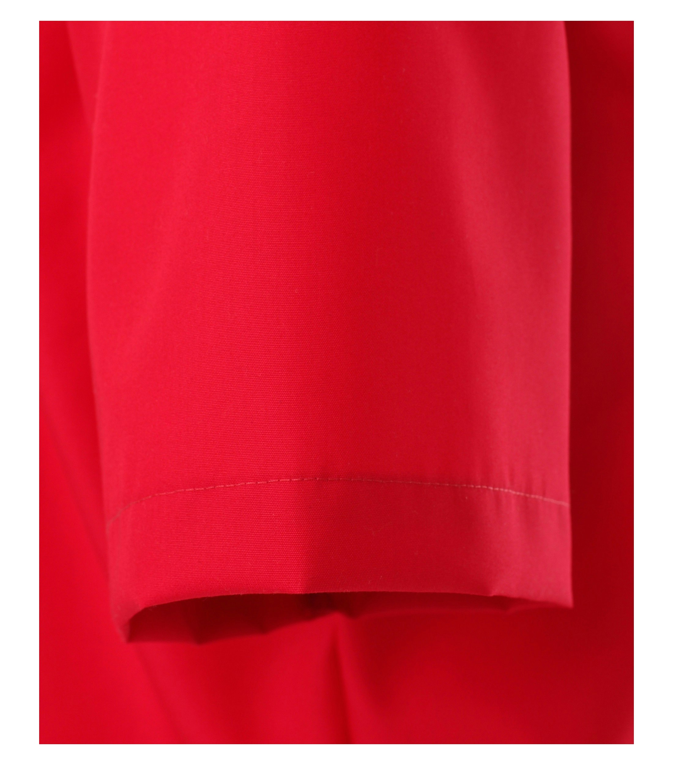 Ein Businesshemd im uni Muster in der Farbe sattes Rot