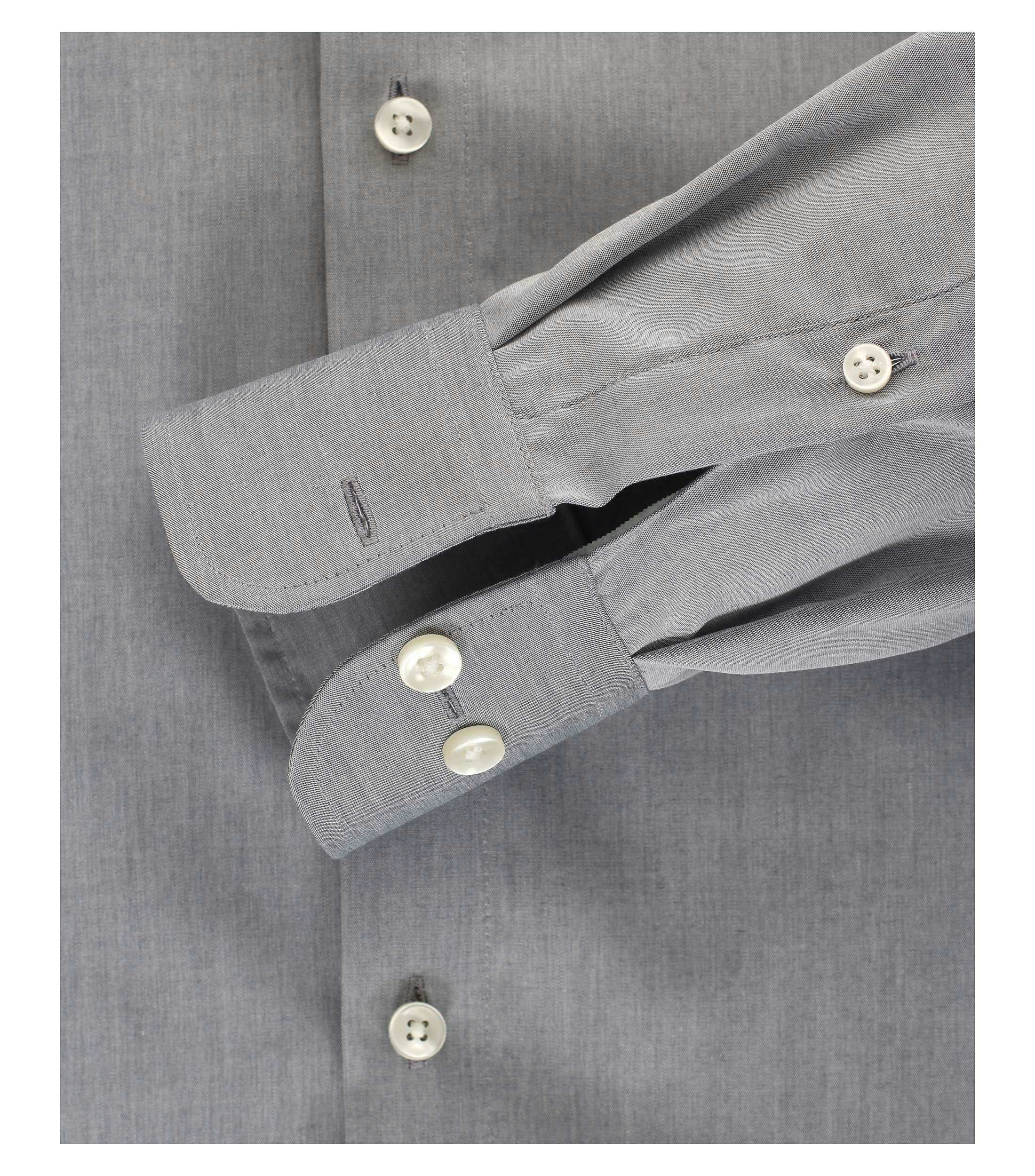 Das Model trägt ein Businesshemd im uni Muster in der Farbe Grau