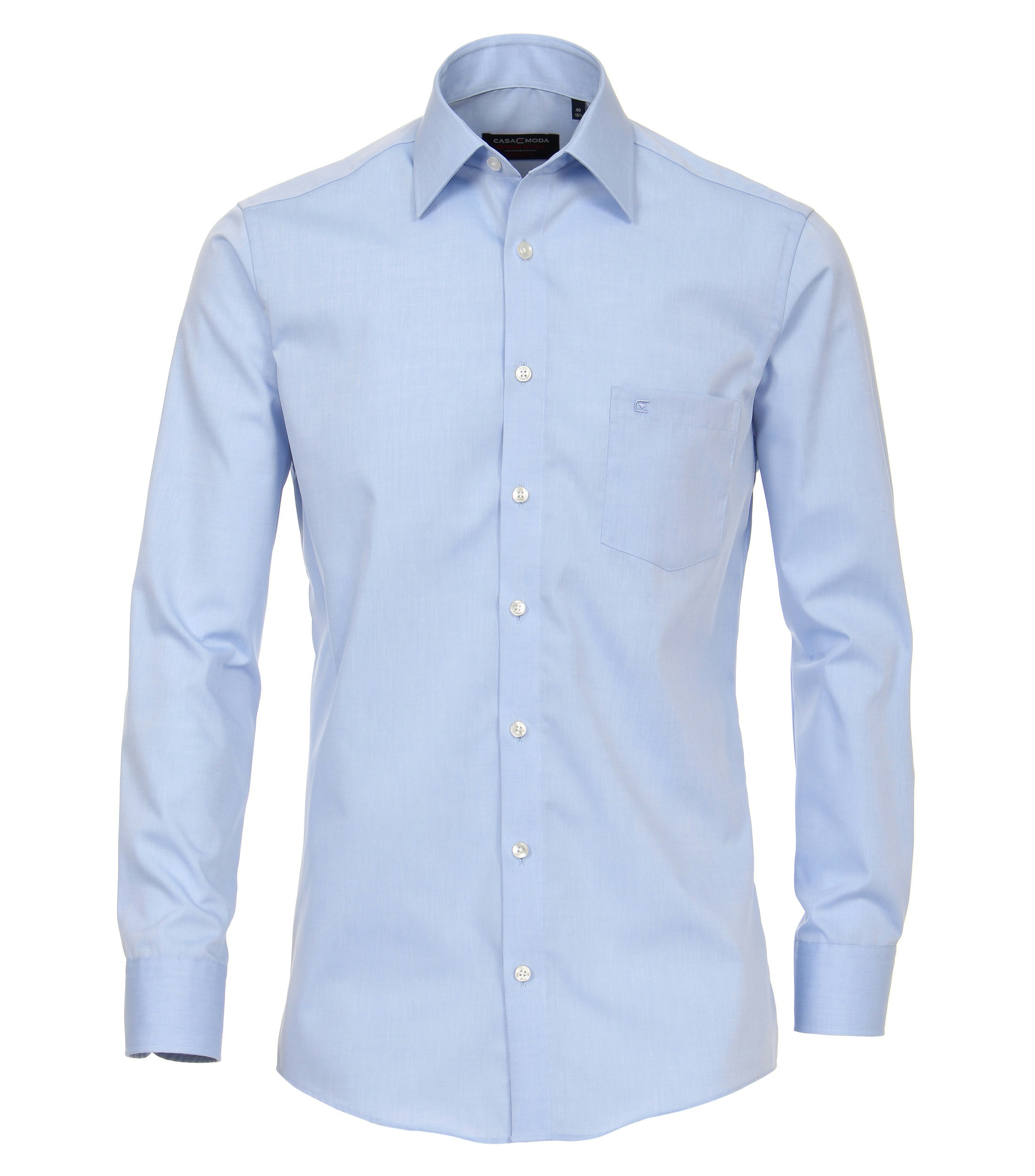 Das Model trägt ein Businesshemd im uni Muster in der Farbe Azurblau