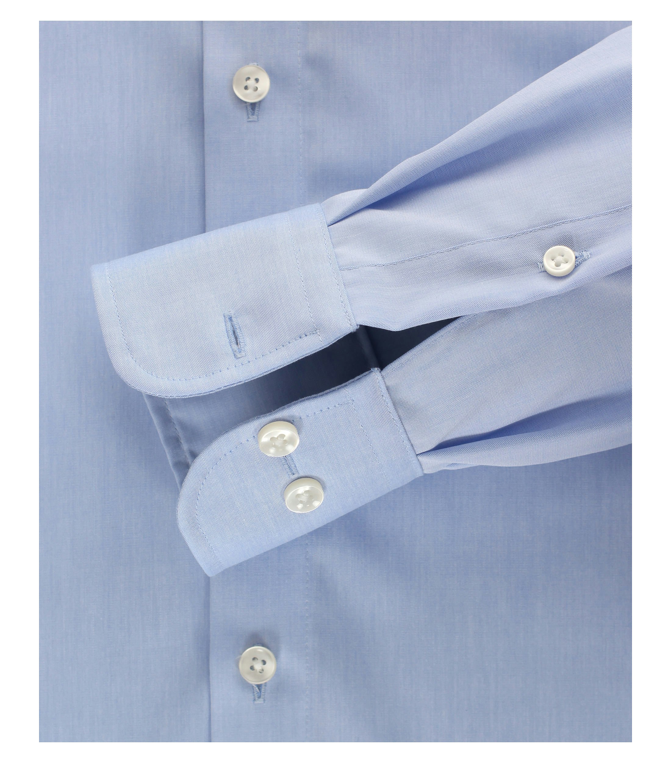 Das Model trägt ein Businesshemd im uni Muster in der Farbe Azurblau