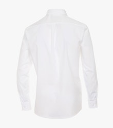 Das Model trägt ein Businesshemd im uni Muster in der Farbe Weiß