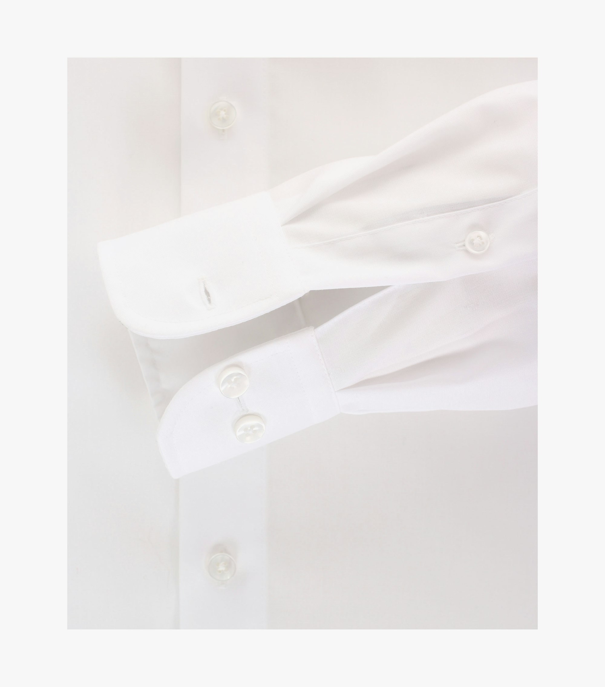 Das Model trägt ein Businesshemd im uni Muster in der Farbe Weiß