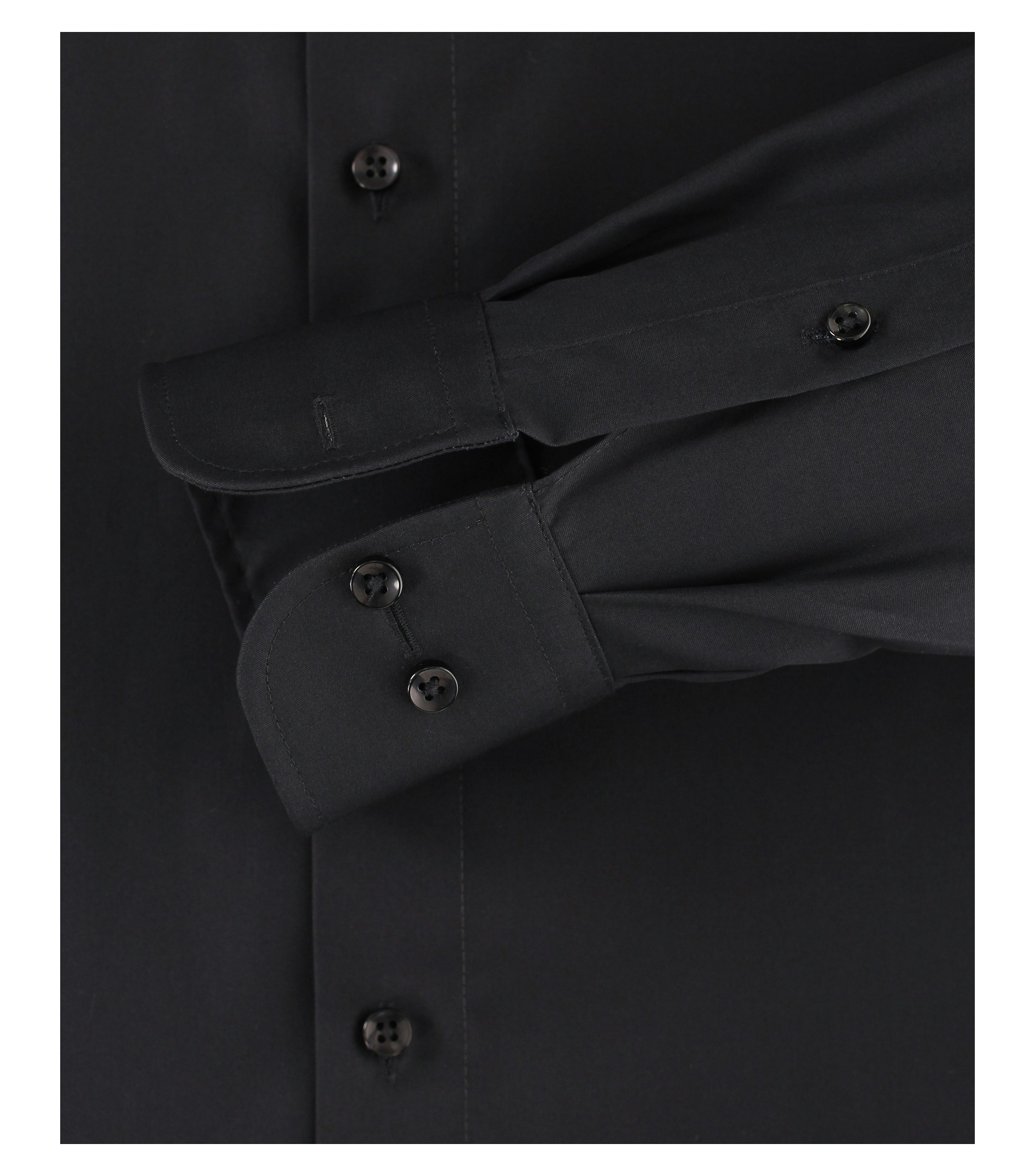 Das Model trägt ein Businesshemd im uni Muster in der Farbe Tiefschwarz