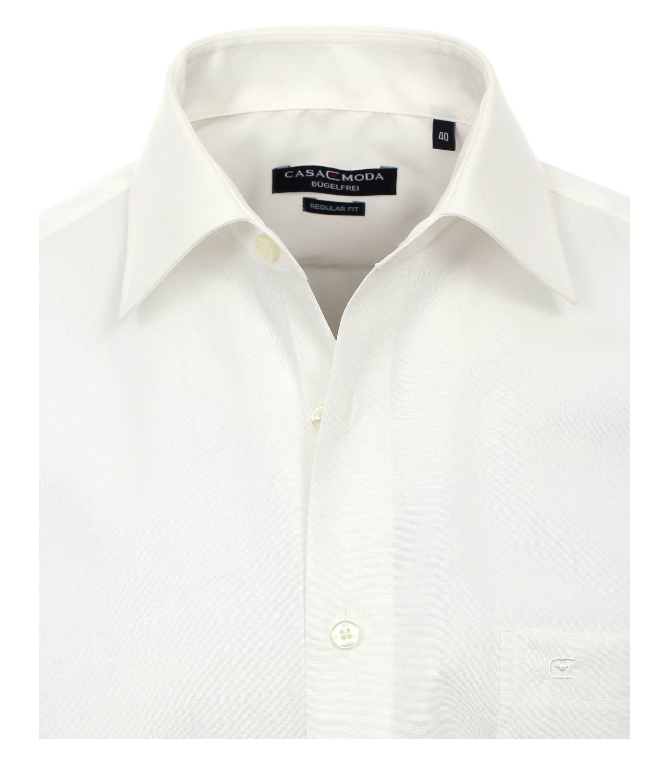 Das Model trägt ein Businesshemd im uni Muster in der Farbe Weißbeige