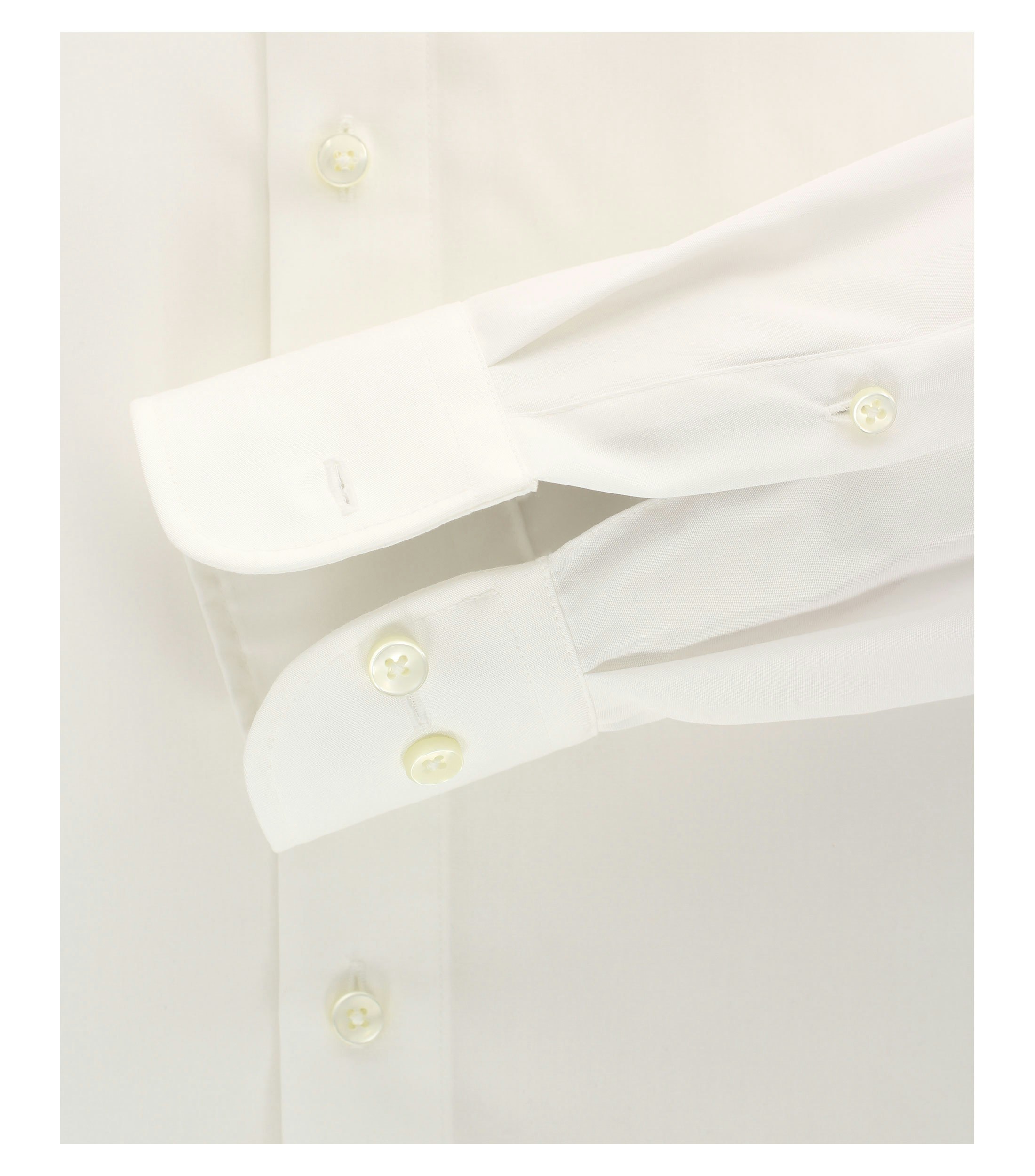 Das Model trägt ein Businesshemd im uni Muster in der Farbe Weißbeige