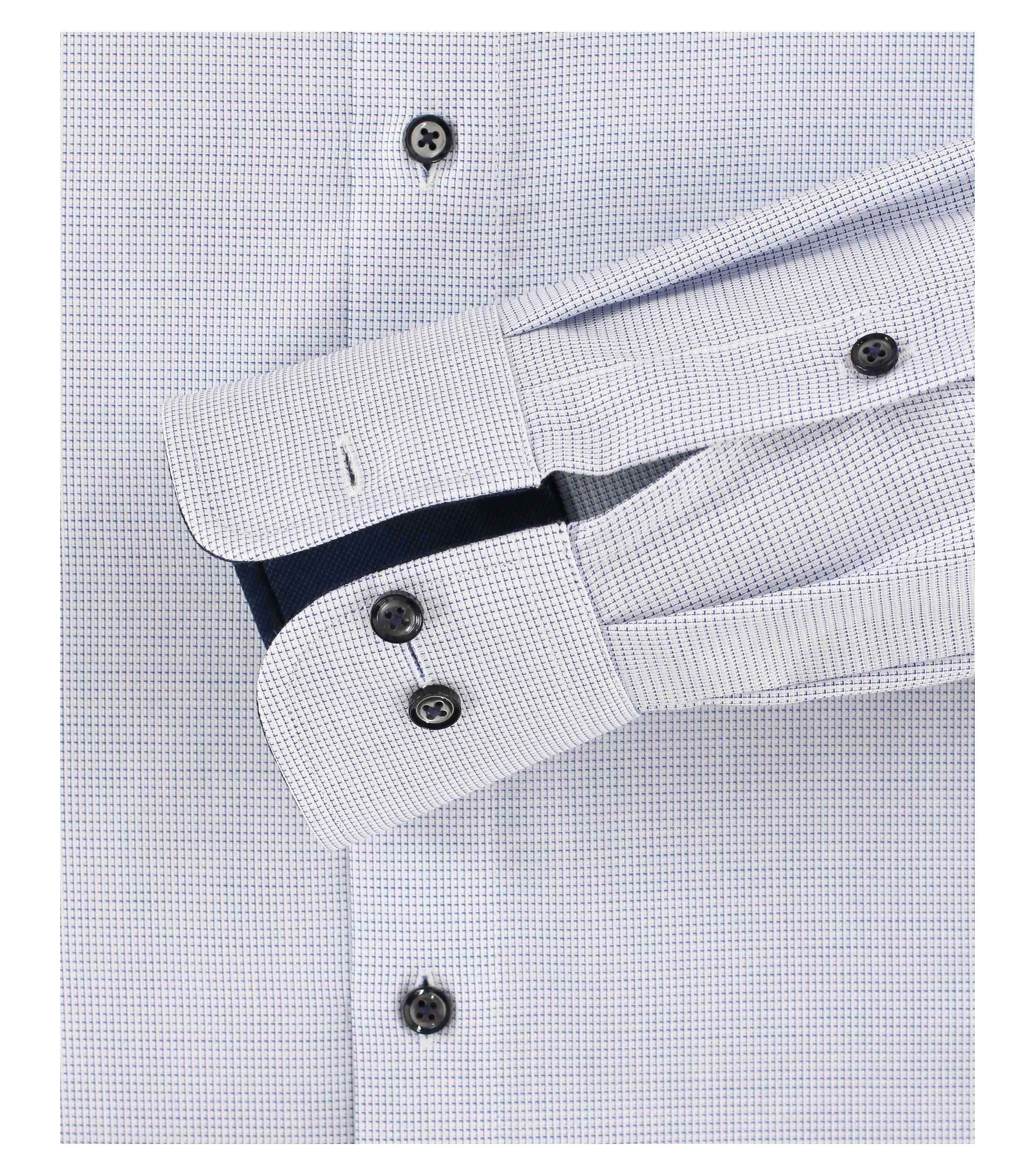 Ein Businesshemd im uni Muster in der Farbe Mittelblau