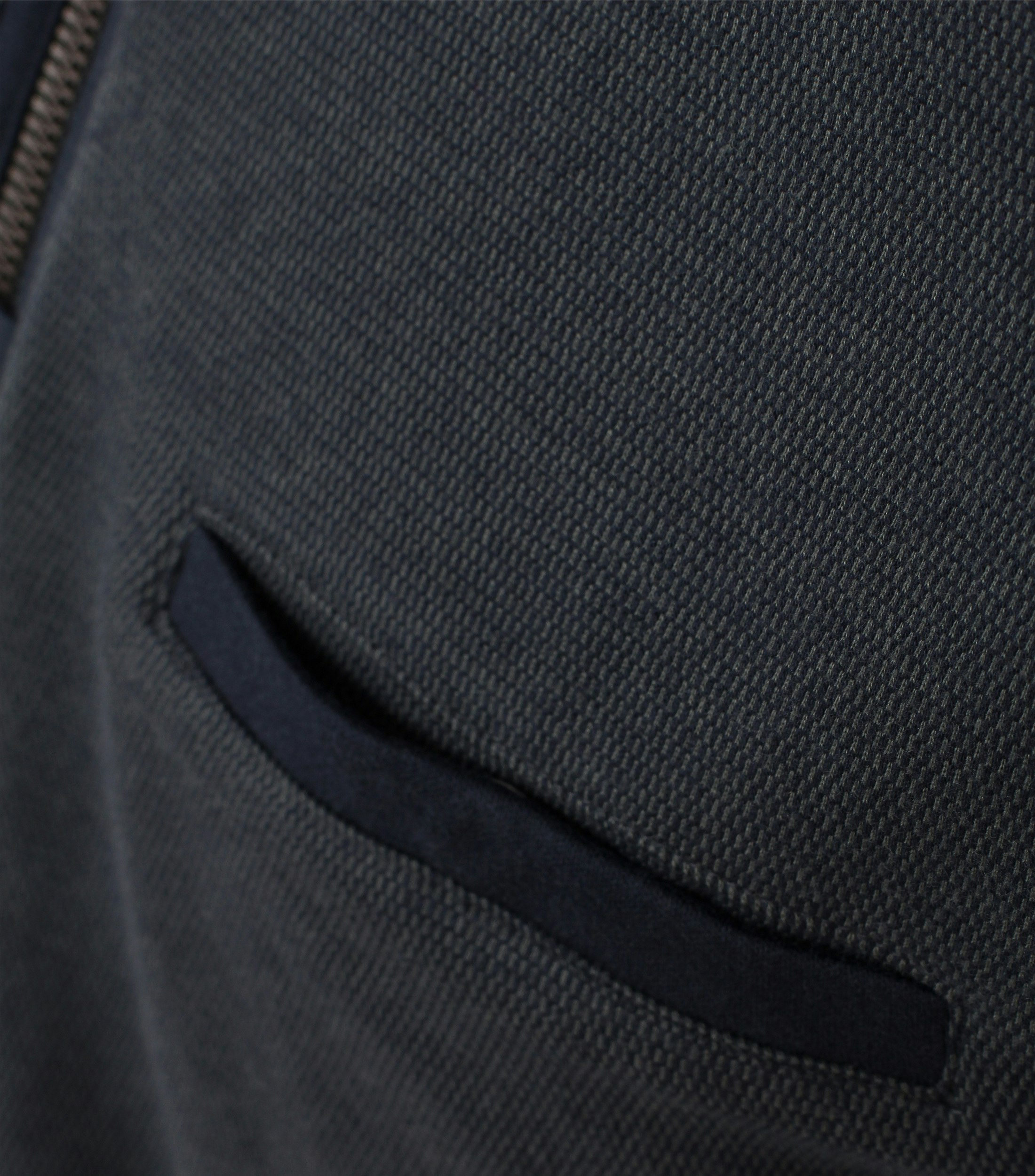 Ein Troyer im uni Muster in der Farbe Olive