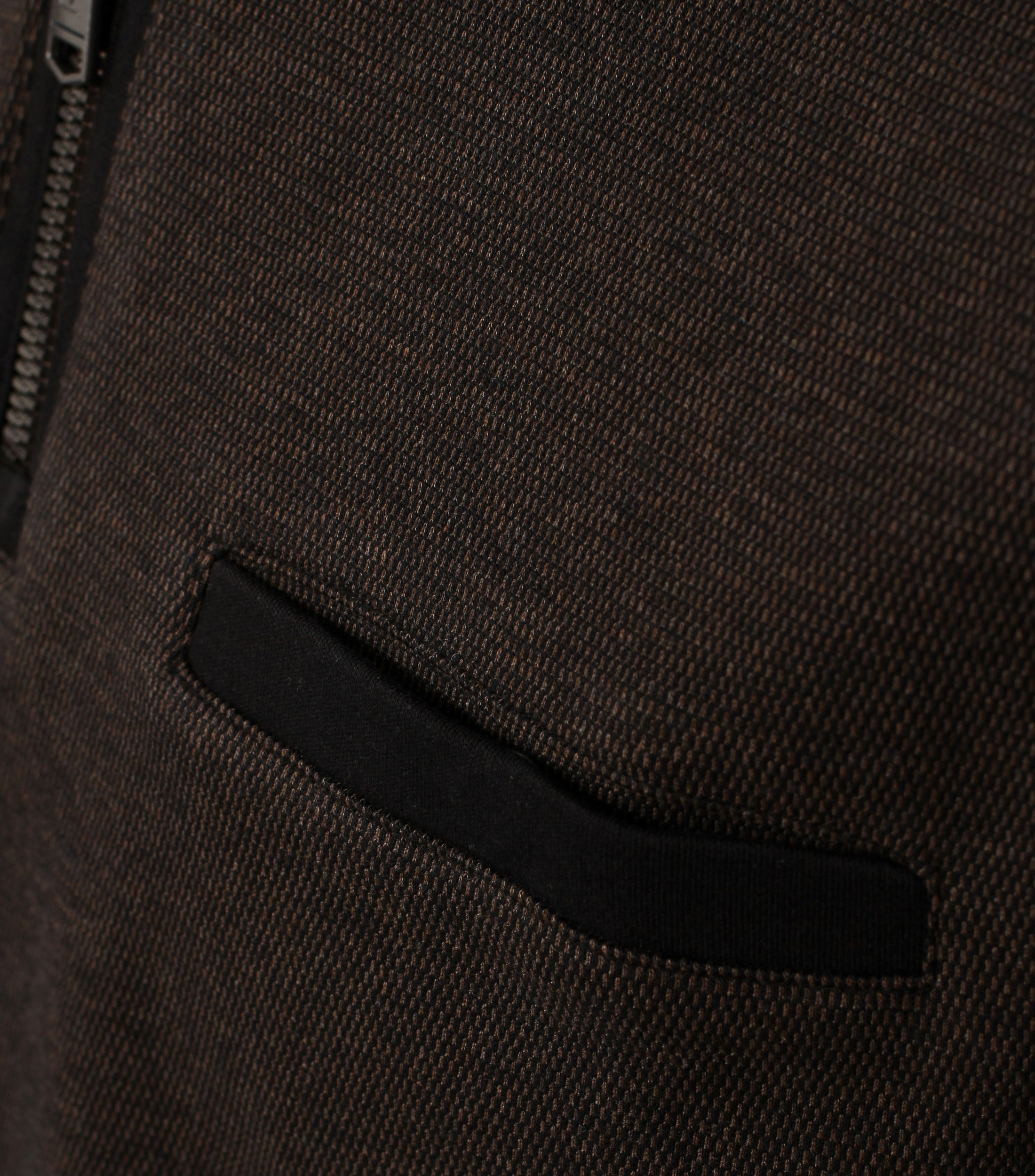 Ein Troyer im uni Muster in der Farbe Braun