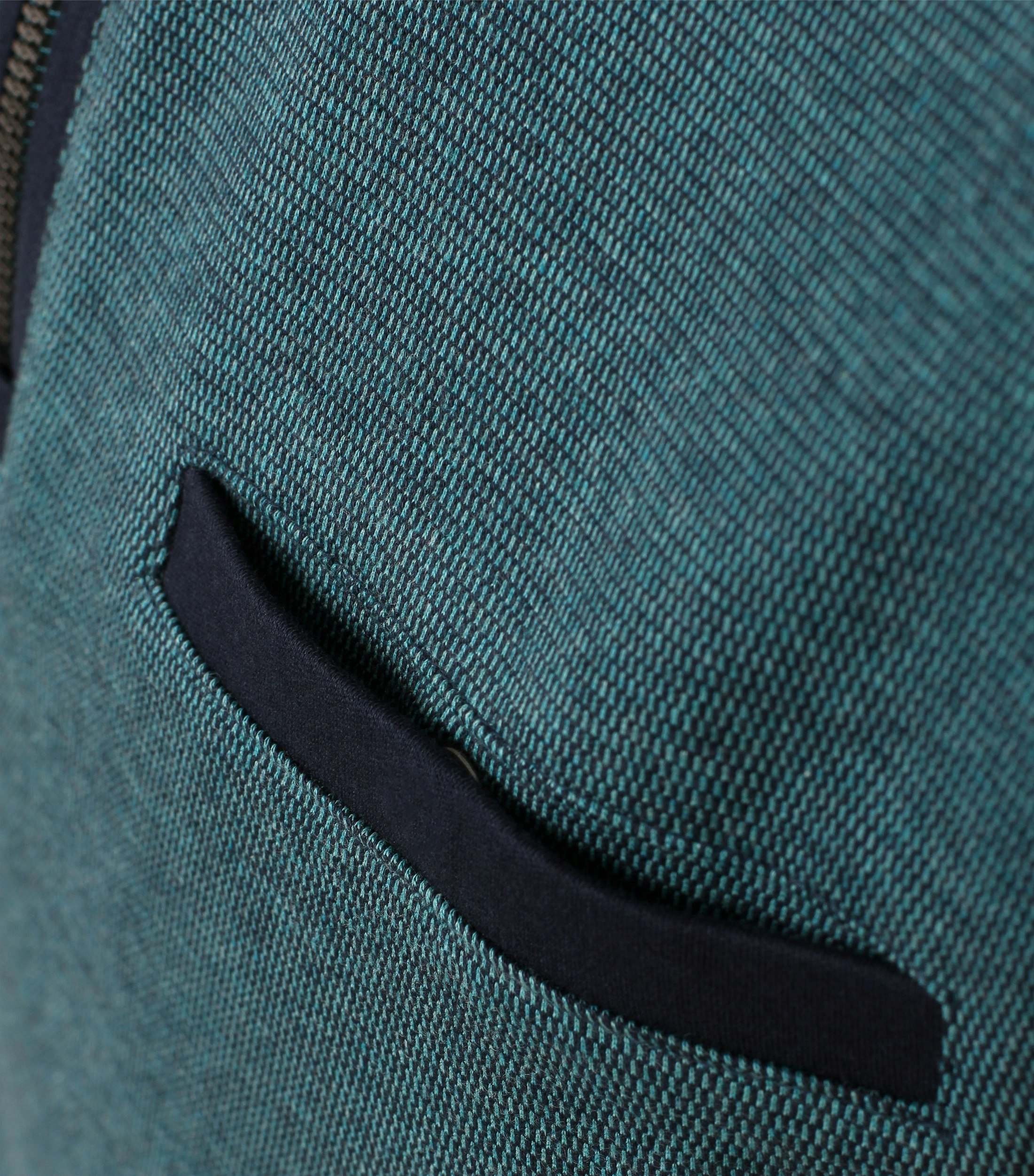 Ein Troyer im uni Muster in der Farbe Türkisgrün