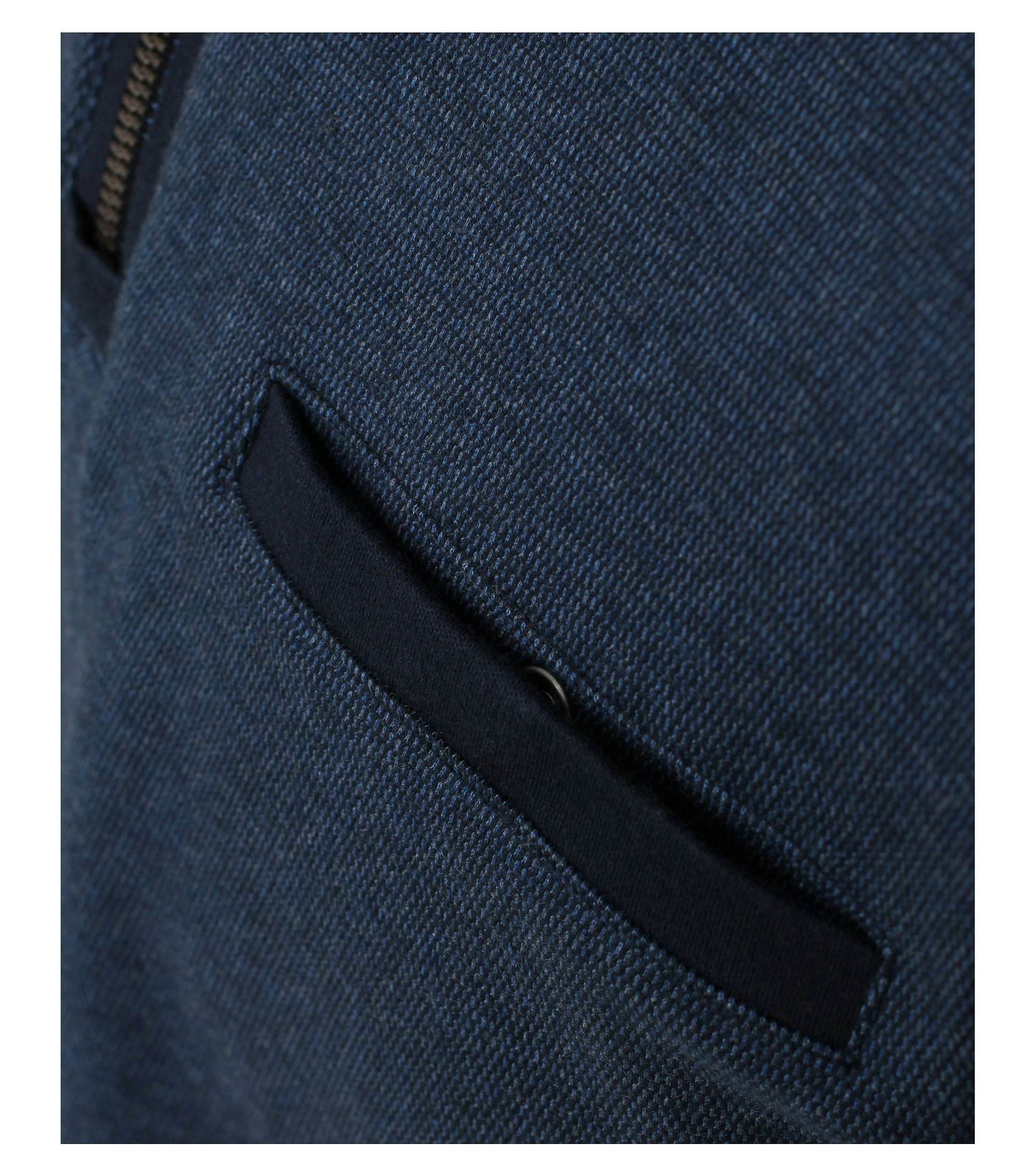 Ein Troyer im uni Muster in der Farbe Dunkelblau