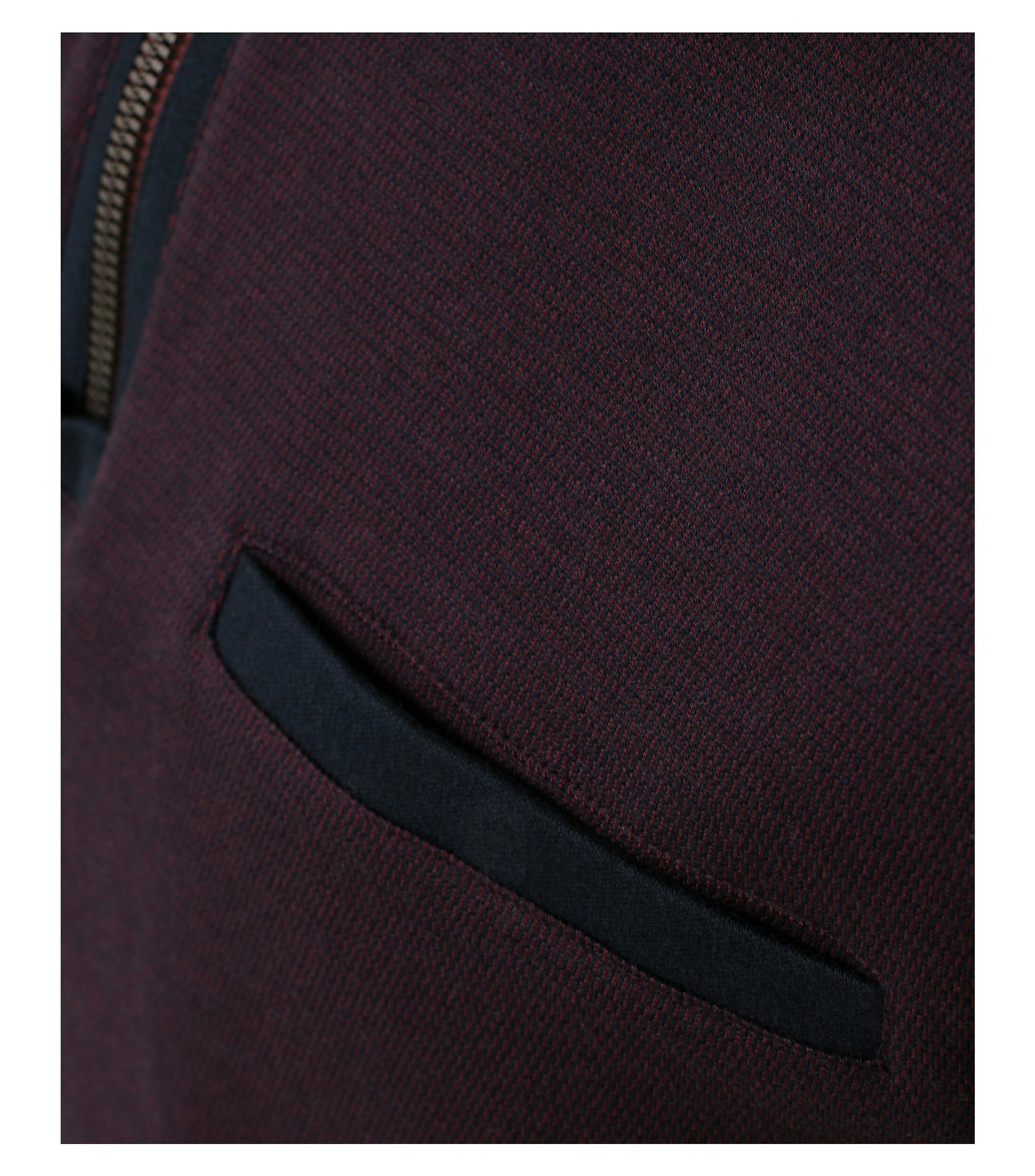 Ein Troyer im uni Muster in der Farbe Bordeauxrot