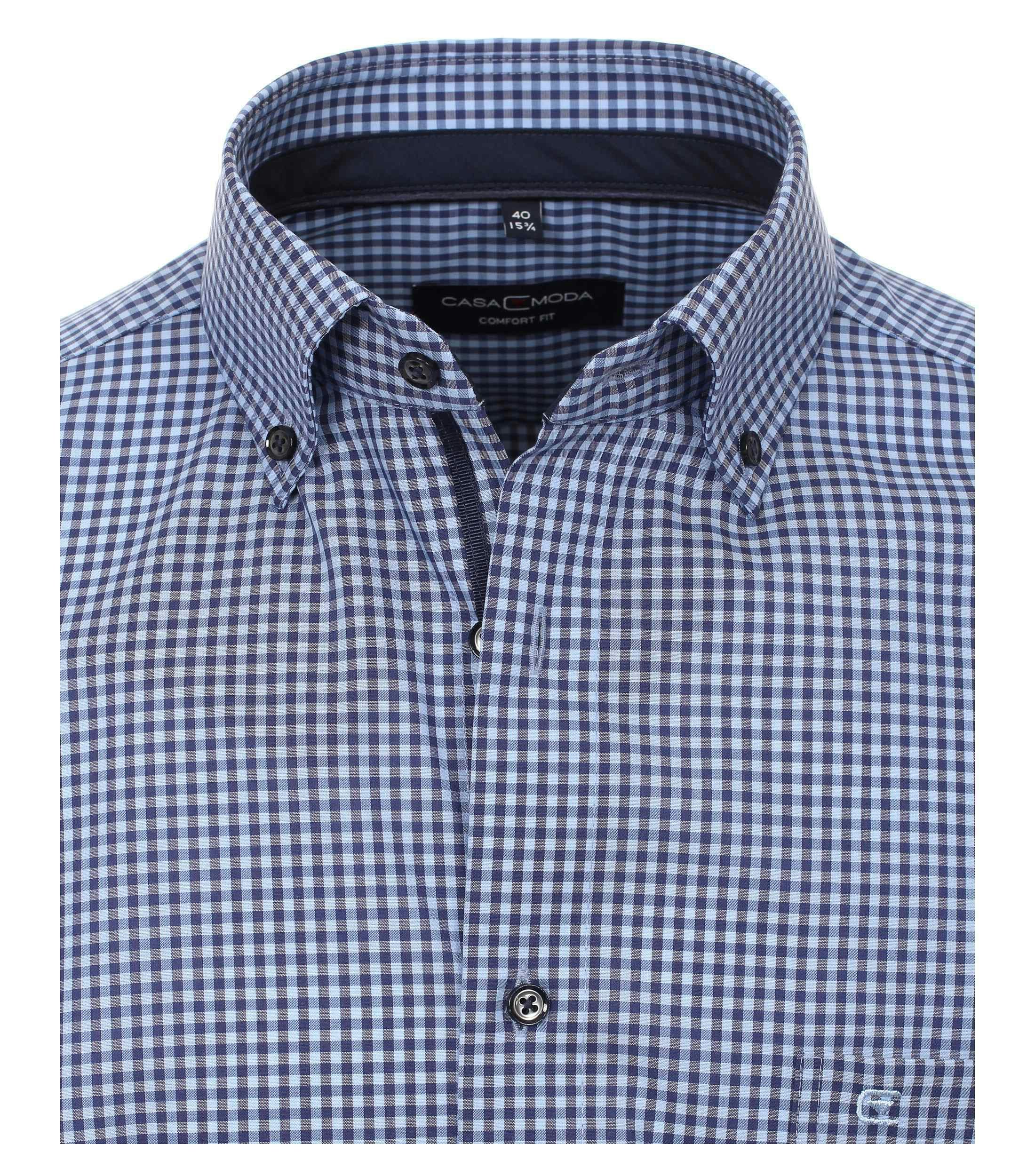 Ein Businesshemd im kariert Muster in der Farbe Hellblau