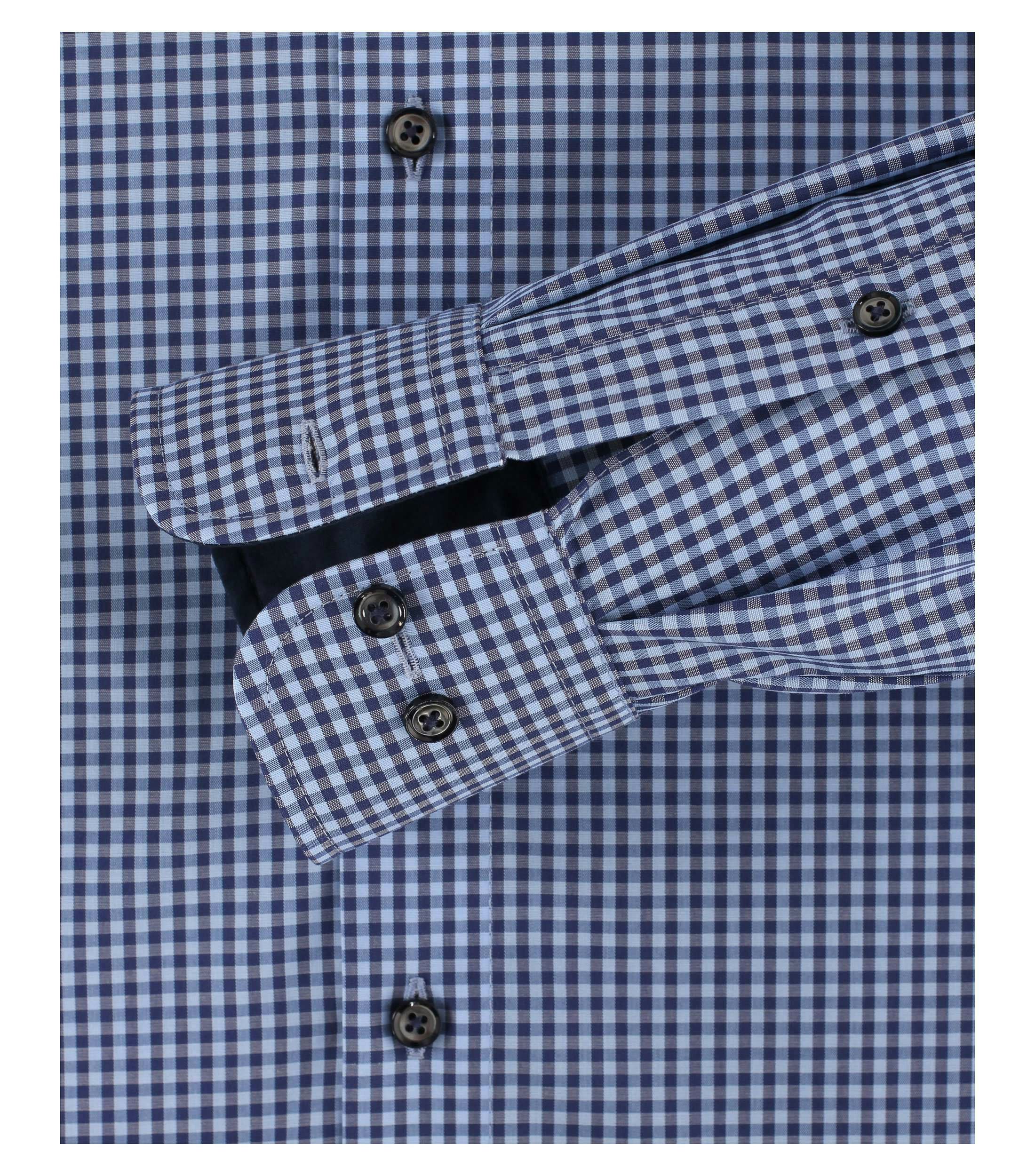 Ein Businesshemd im kariert Muster in der Farbe Hellblau