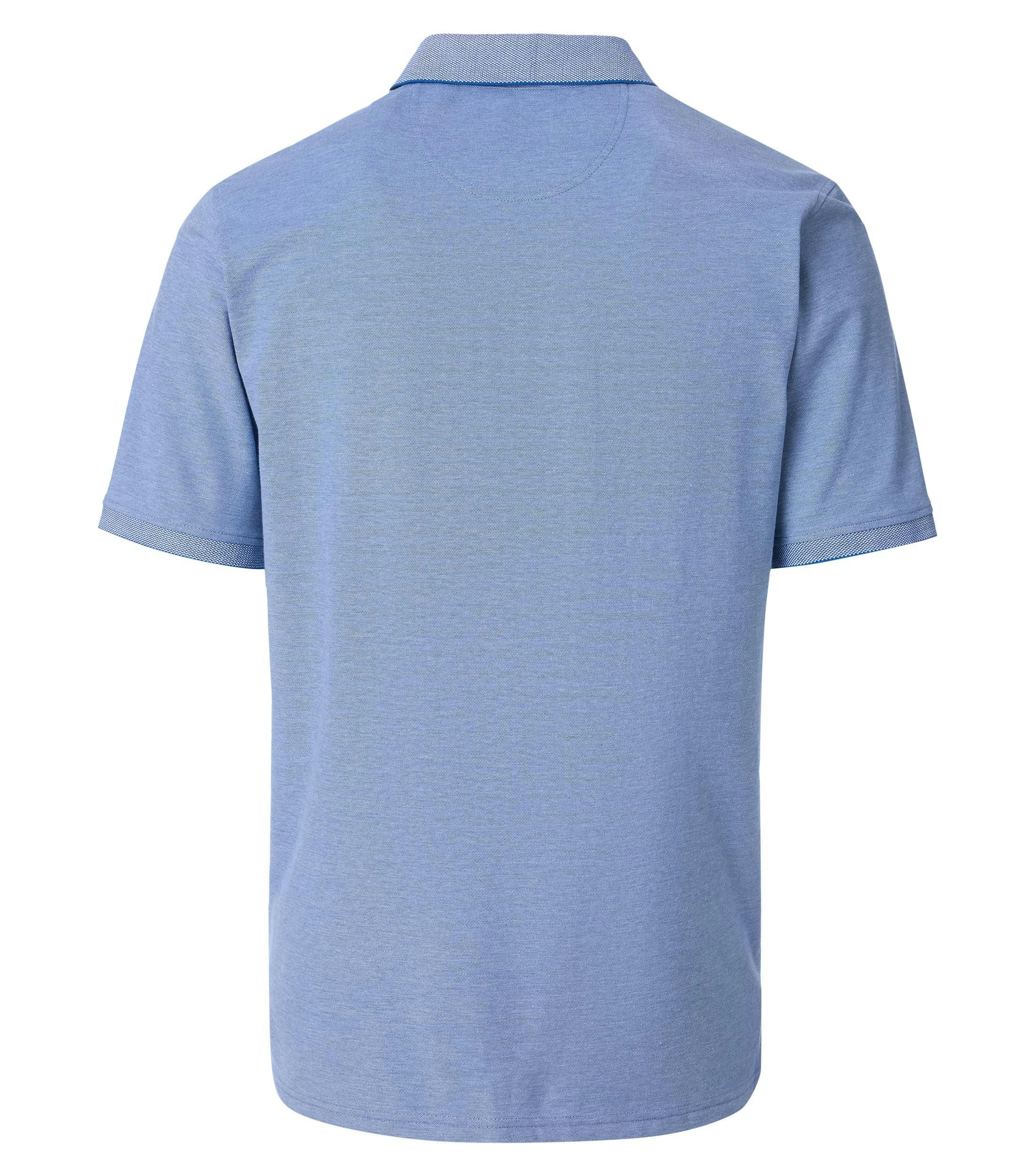 Das Model trägt ein PoloShirt im uni Muster in der Farbe Mittelblau