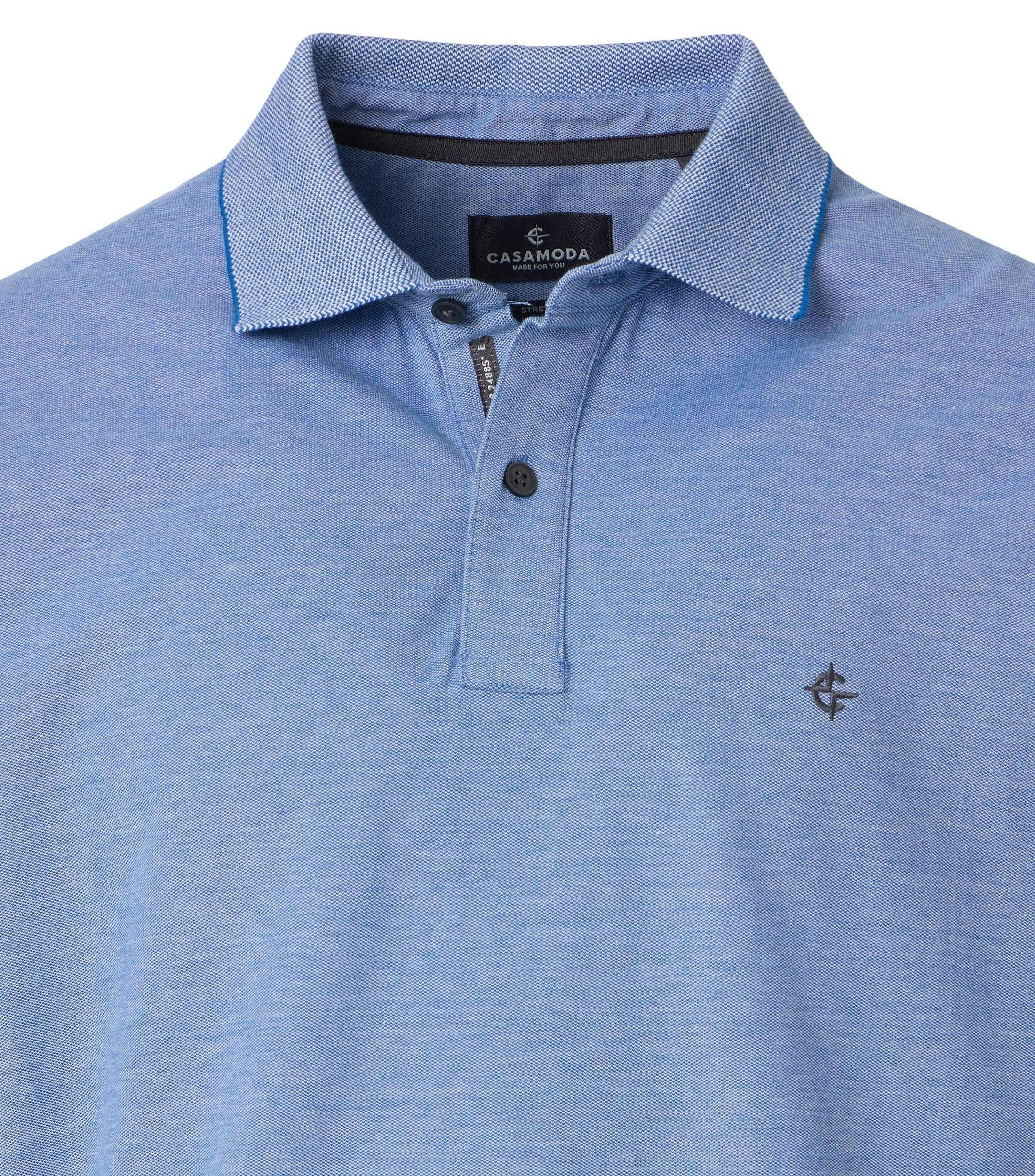 Das Model trägt ein PoloShirt im uni Muster in der Farbe Mittelblau