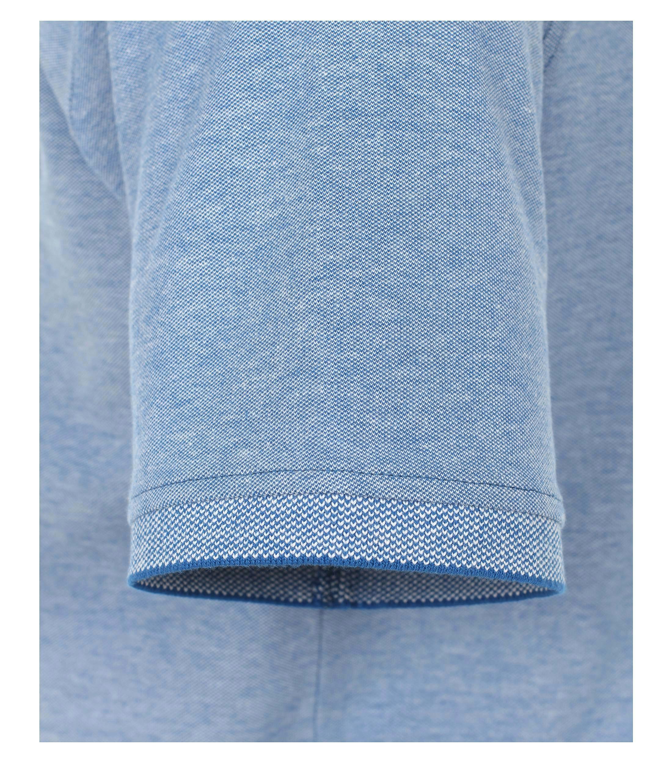 Das Model trägt ein PoloShirt im uni Muster in der Farbe Mittelblau