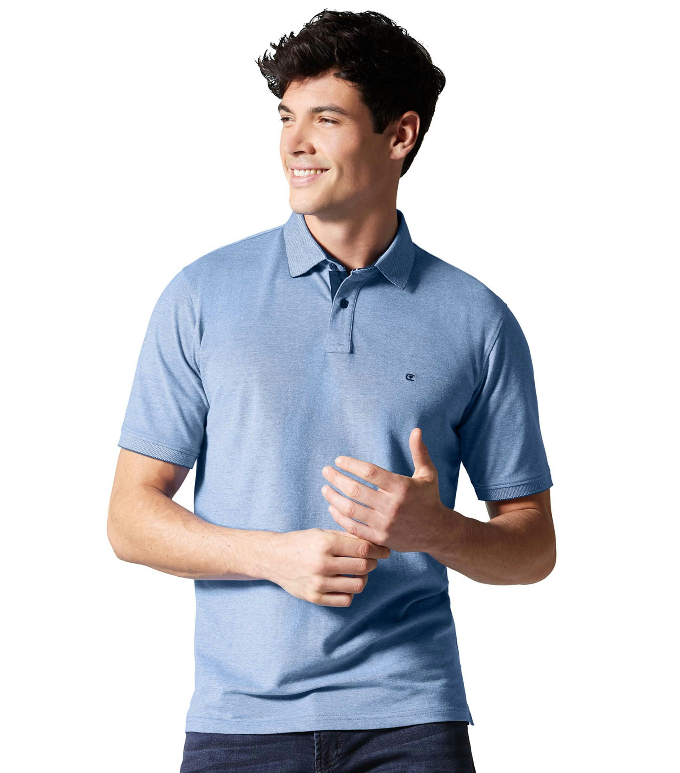 Das Model trägt ein PoloShirt im uni Muster in der Farbe Mittelblau