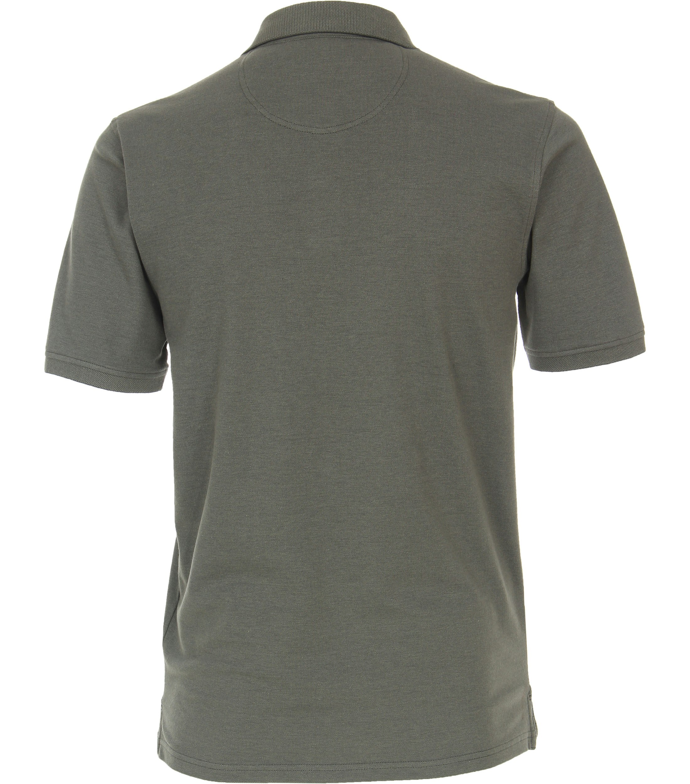 Das Model trägt ein PoloShirt im uni Muster in der Farbe Olive