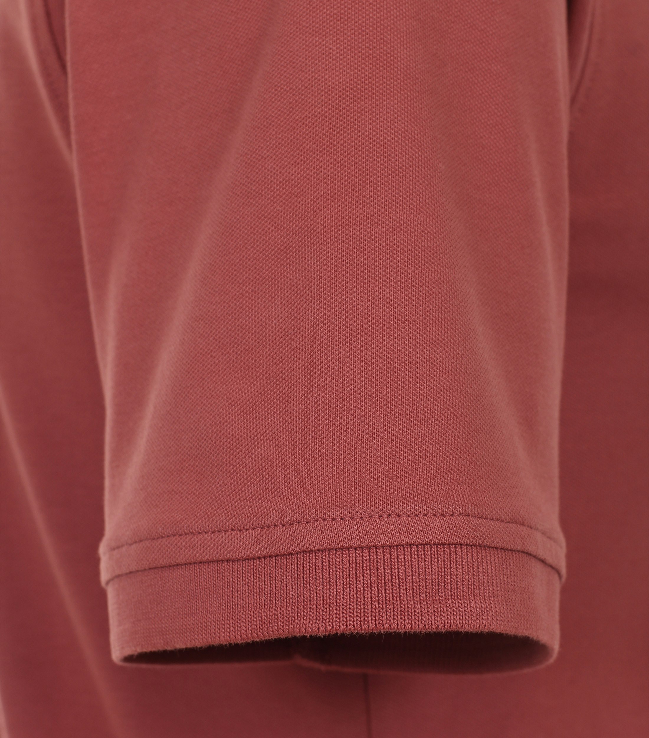 Das Model trägt ein PoloShirt im uni Muster in der Farbe Mittelrot