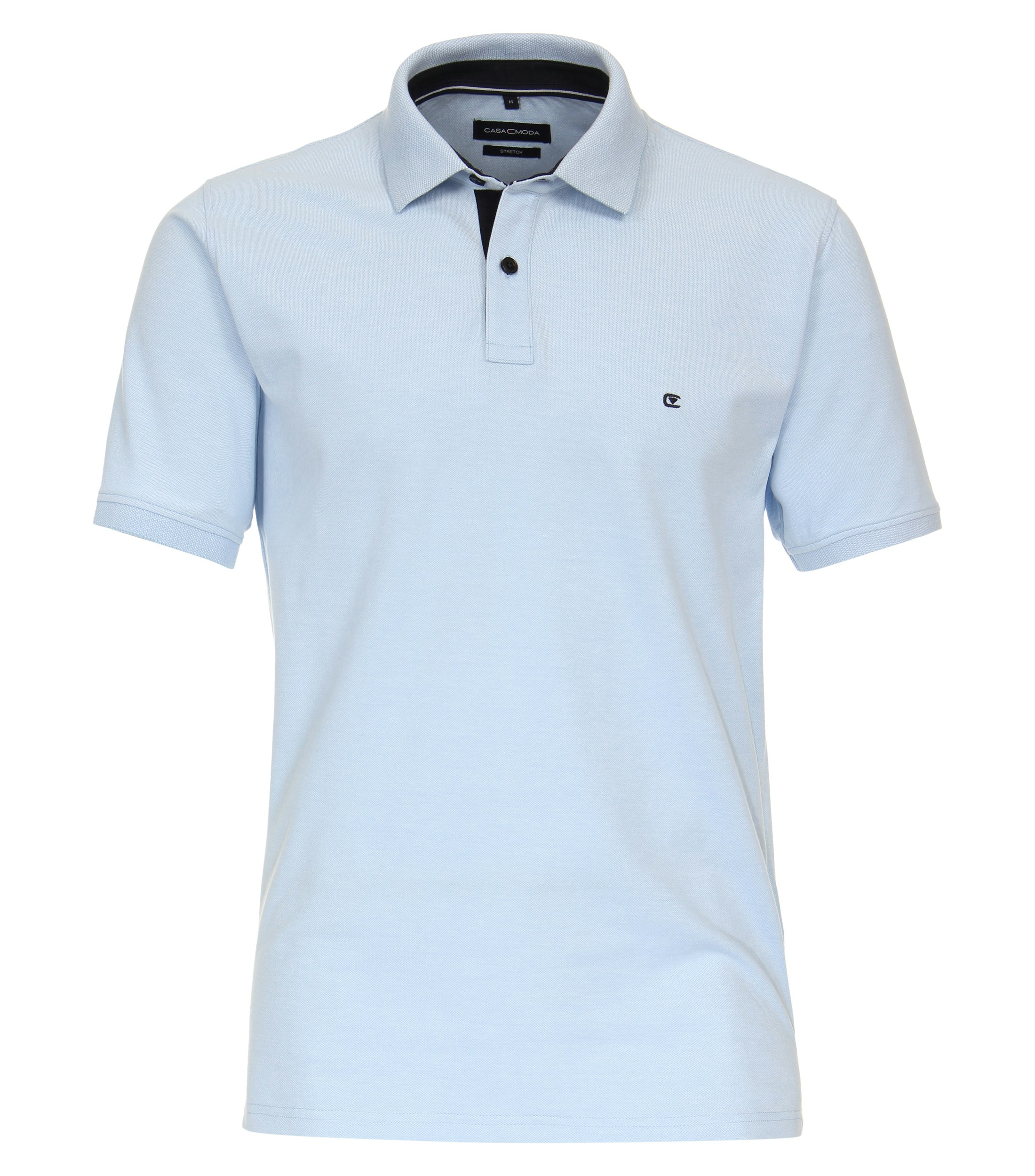 Das Model trägt ein PoloShirt im uni Muster in der Farbe Hellblau