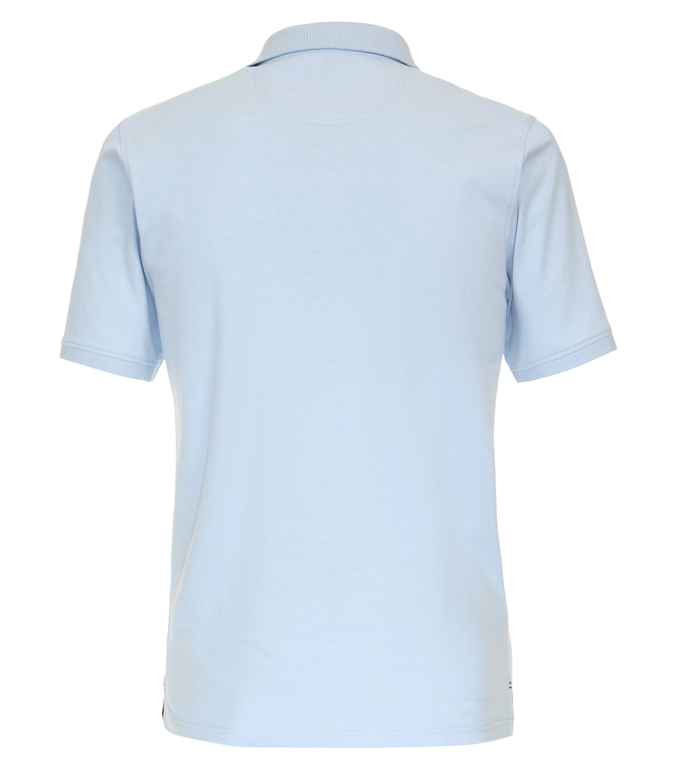 Das Model trägt ein PoloShirt im uni Muster in der Farbe Hellblau