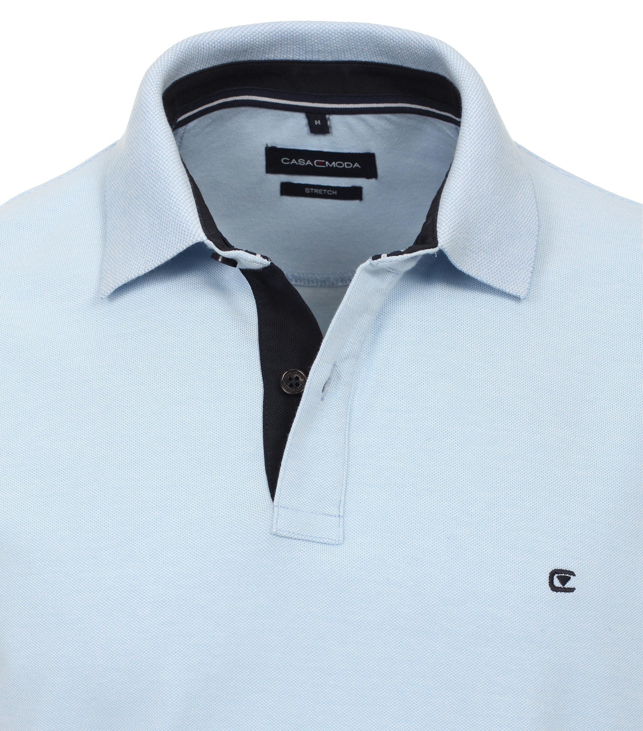 Das Model trägt ein PoloShirt im uni Muster in der Farbe Hellblau