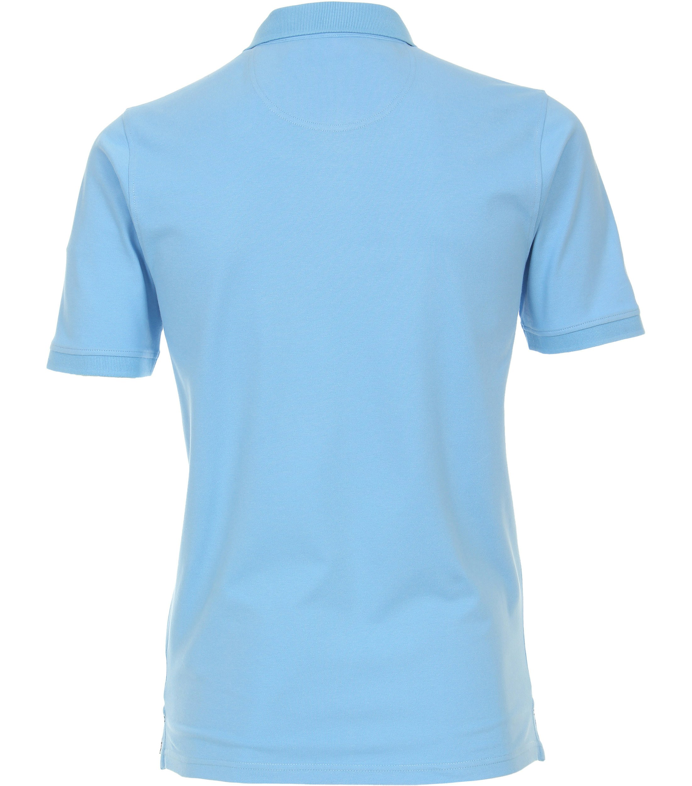 Das Model trägt ein PoloShirt im uni Muster in der Farbe helles Himmelblau
