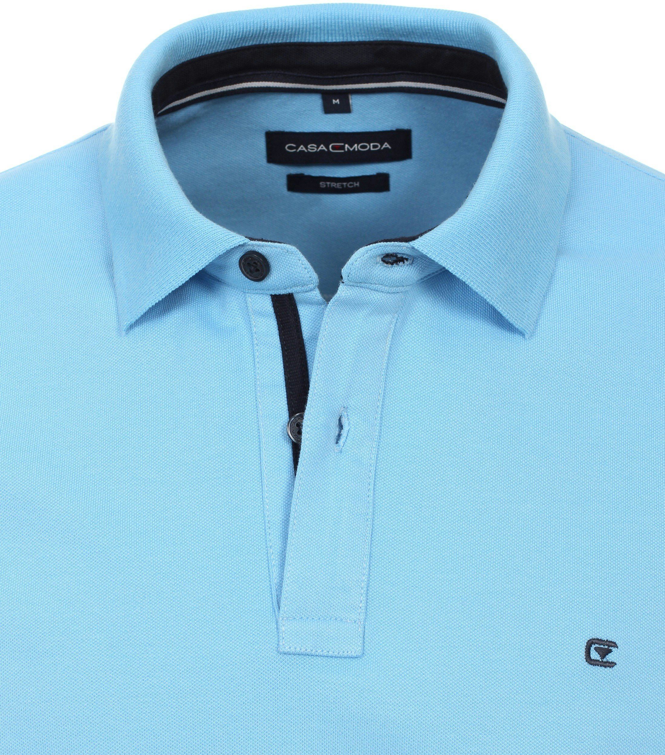 Das Model trägt ein PoloShirt im uni Muster in der Farbe helles Himmelblau