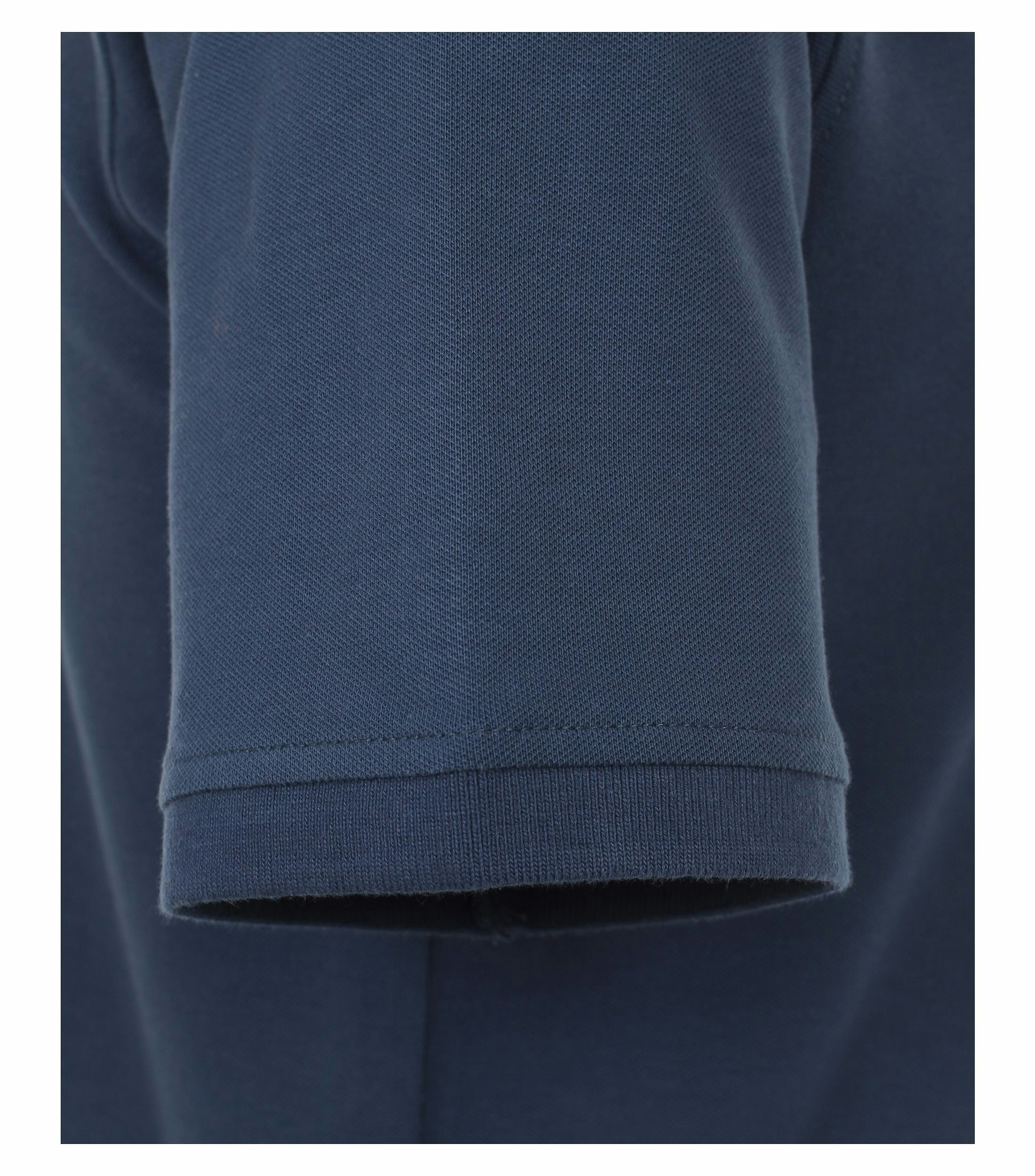 Das Model trägt ein PoloShirt im uni Muster in der Farbe graues Dunkelblau
