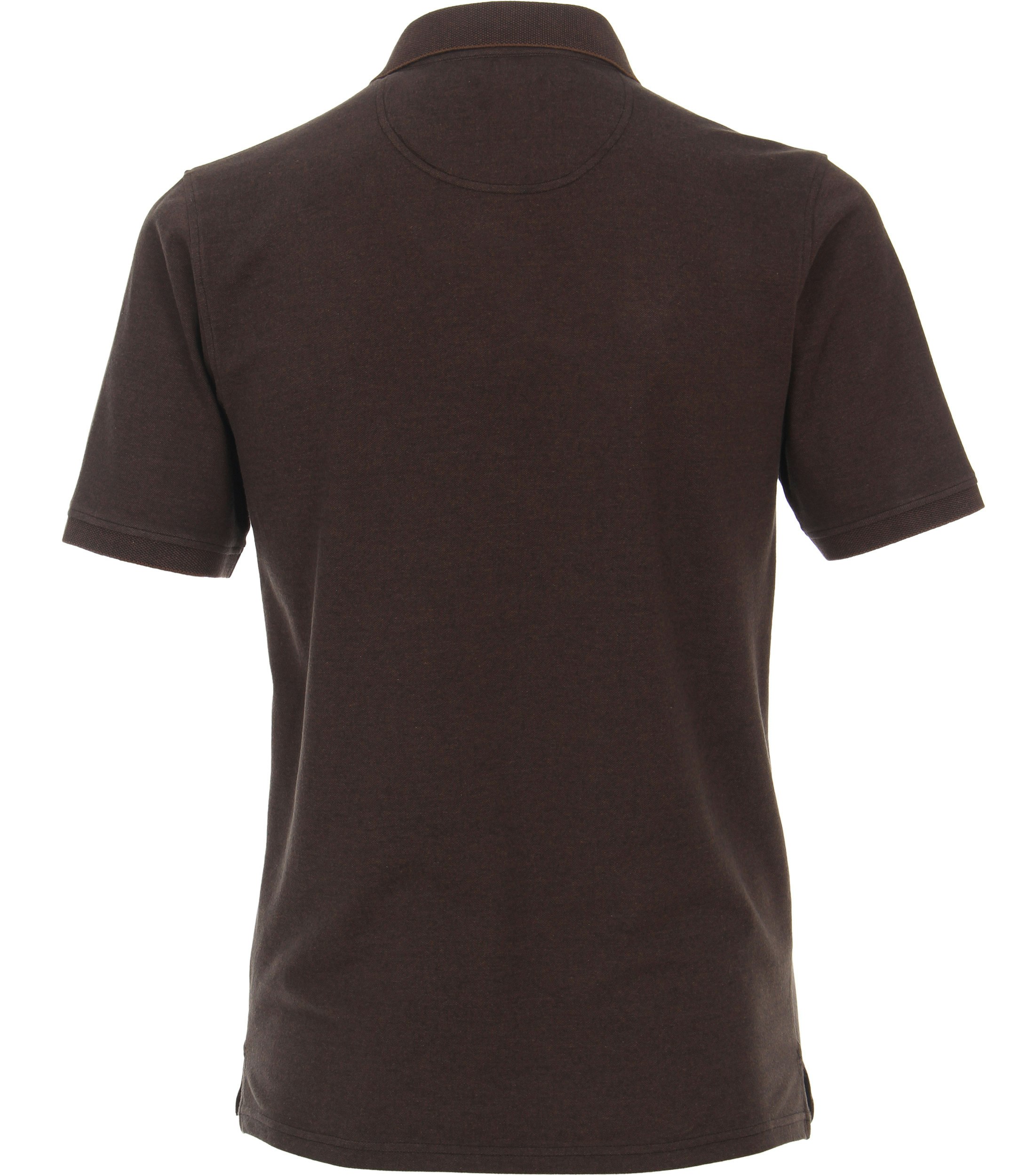 Das Model trägt ein PoloShirt im uni Muster in der Farbe Braun