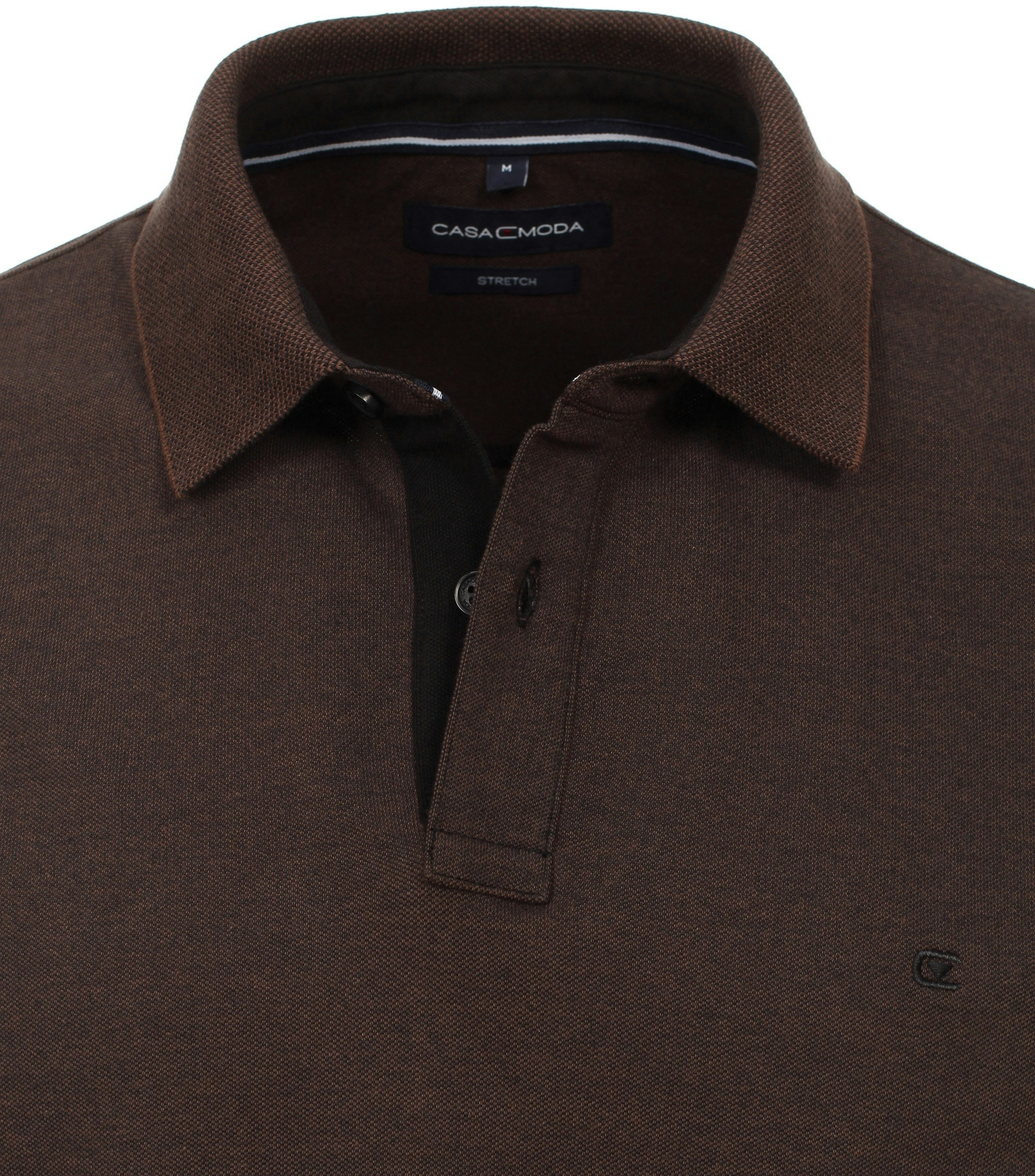 Das Model trägt ein PoloShirt im uni Muster in der Farbe Braun