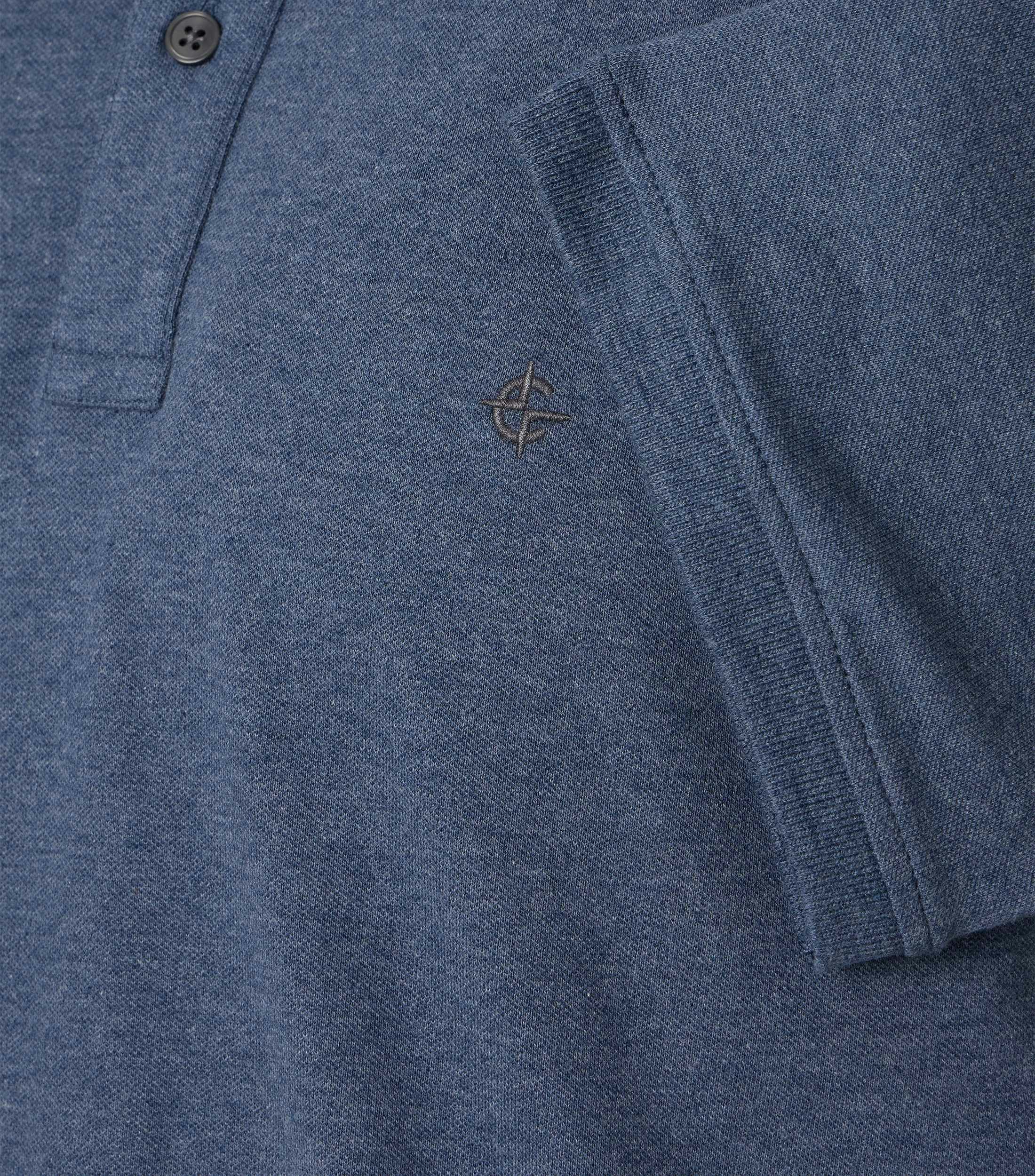 Ein Polo-Shirt im uni Muster in der Farbe graues Dunkelblau