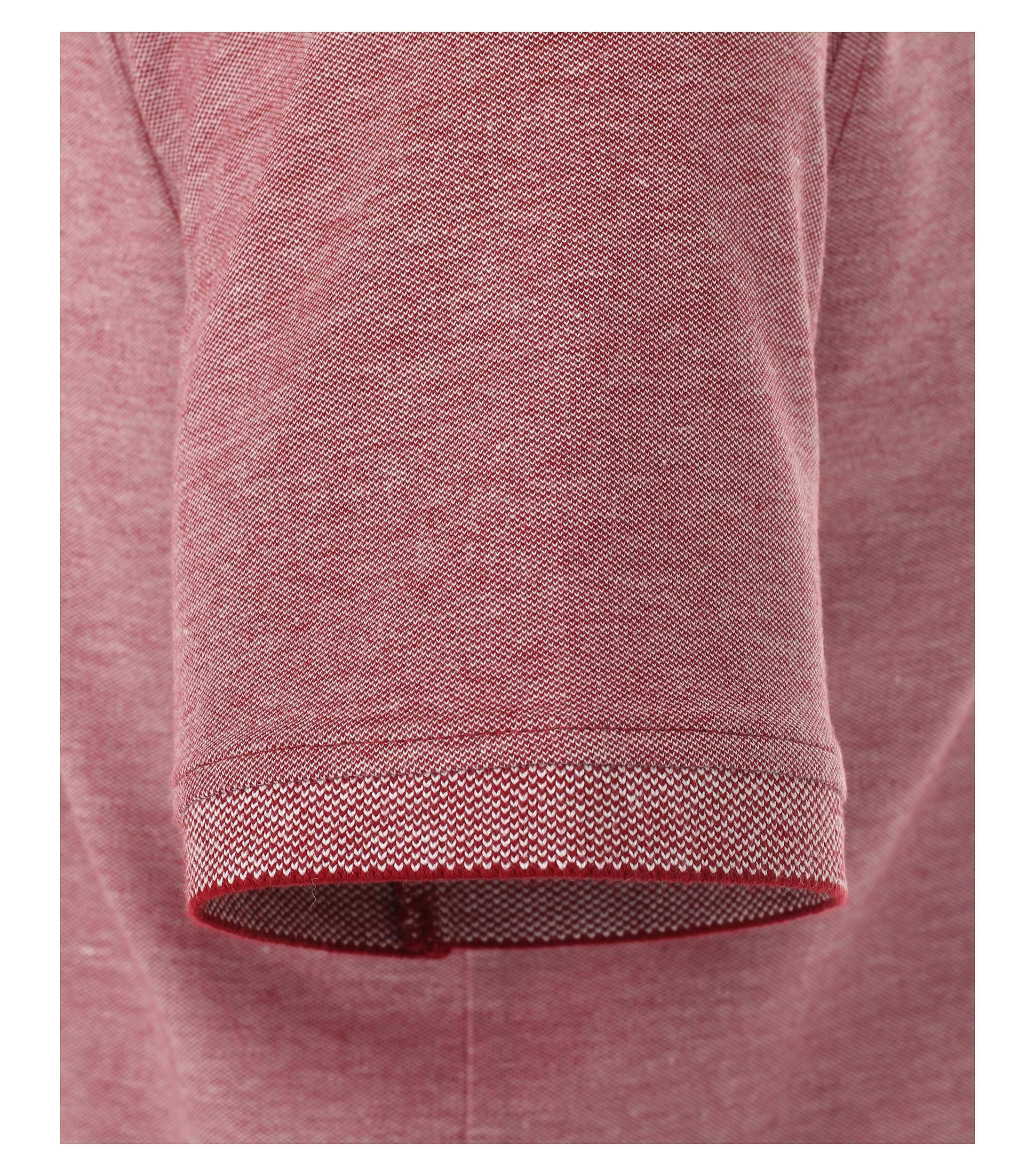 Das Model trägt ein PoloShirt im uni Muster in der Farbe Hellrot