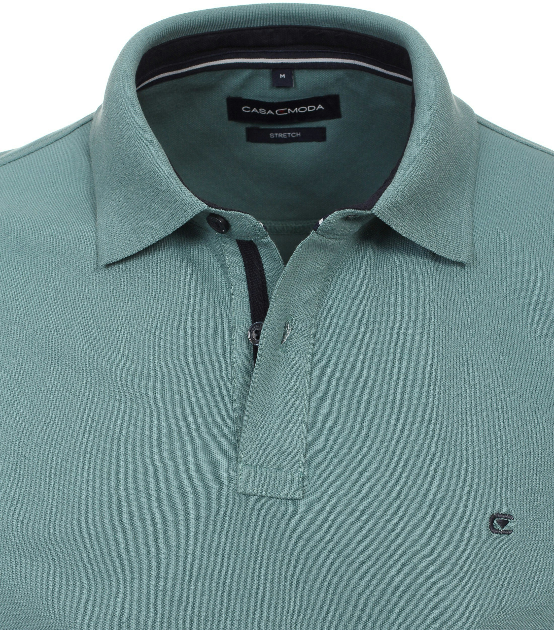 Das Model trägt ein PoloShirt im uni Muster in der Farbe Türkisgrün