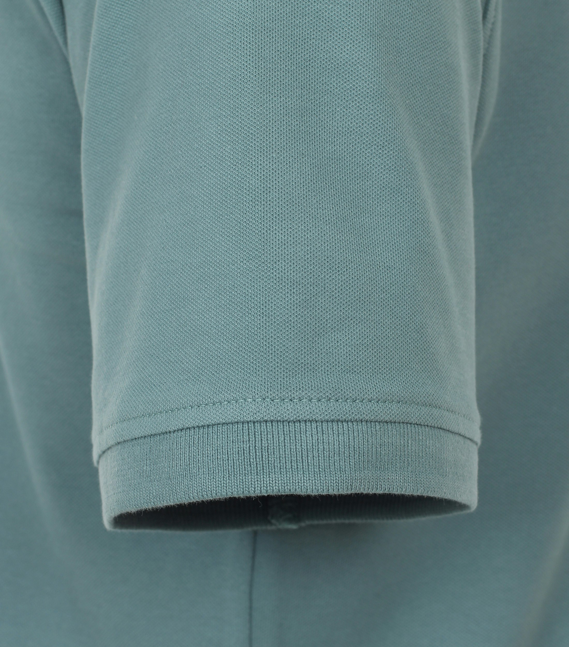 Das Model trägt ein PoloShirt im uni Muster in der Farbe Türkisgrün