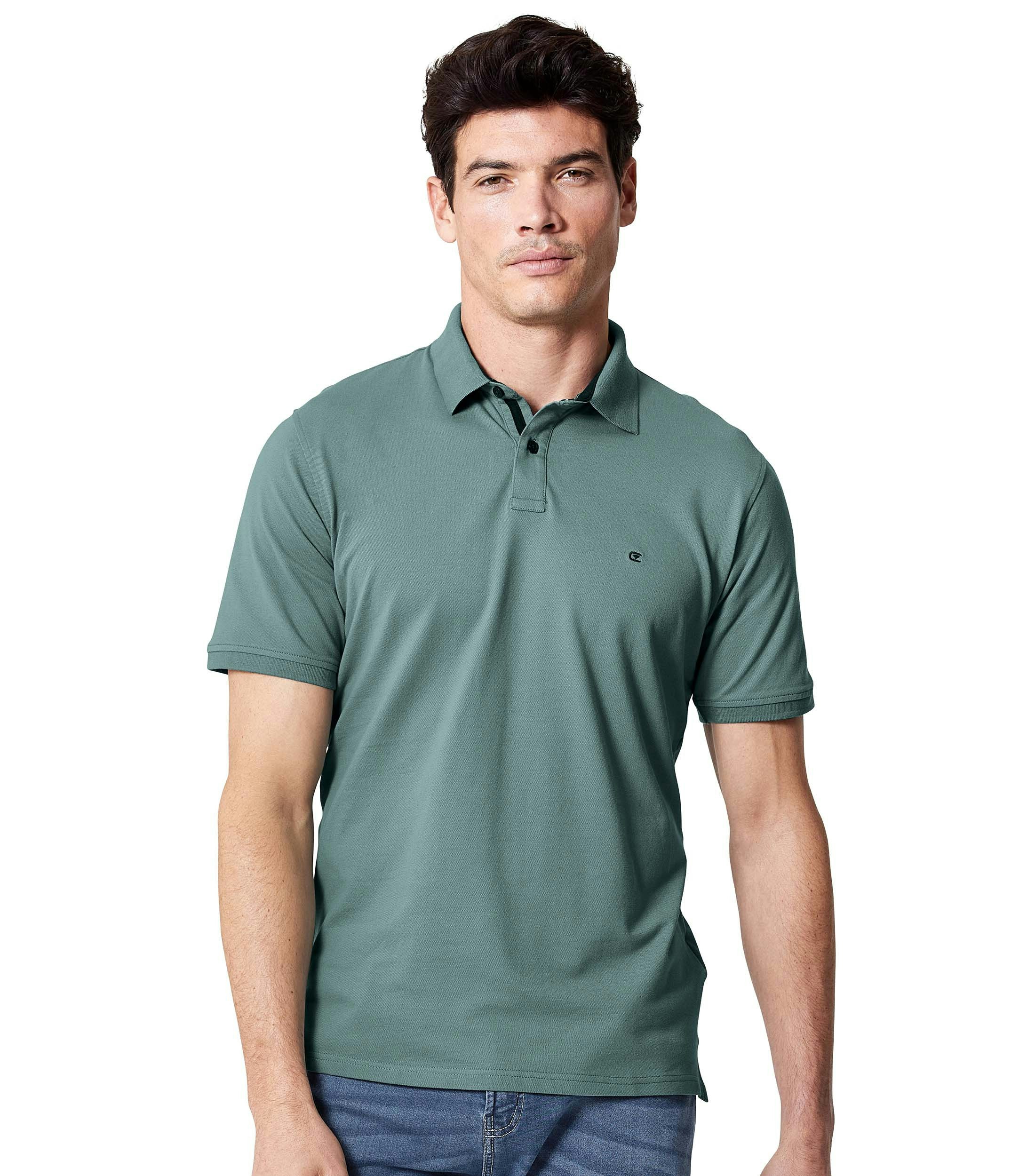 Das Model trägt ein PoloShirt im uni Muster in der Farbe Türkisgrün